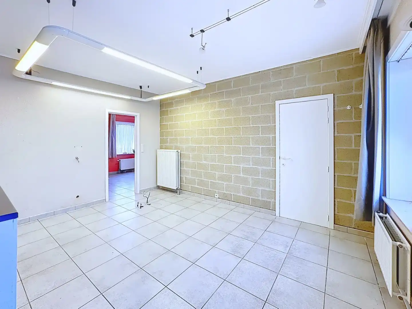 Handelspand/praktijkruimte gelegen in de dorpskern van Merendree foto 2