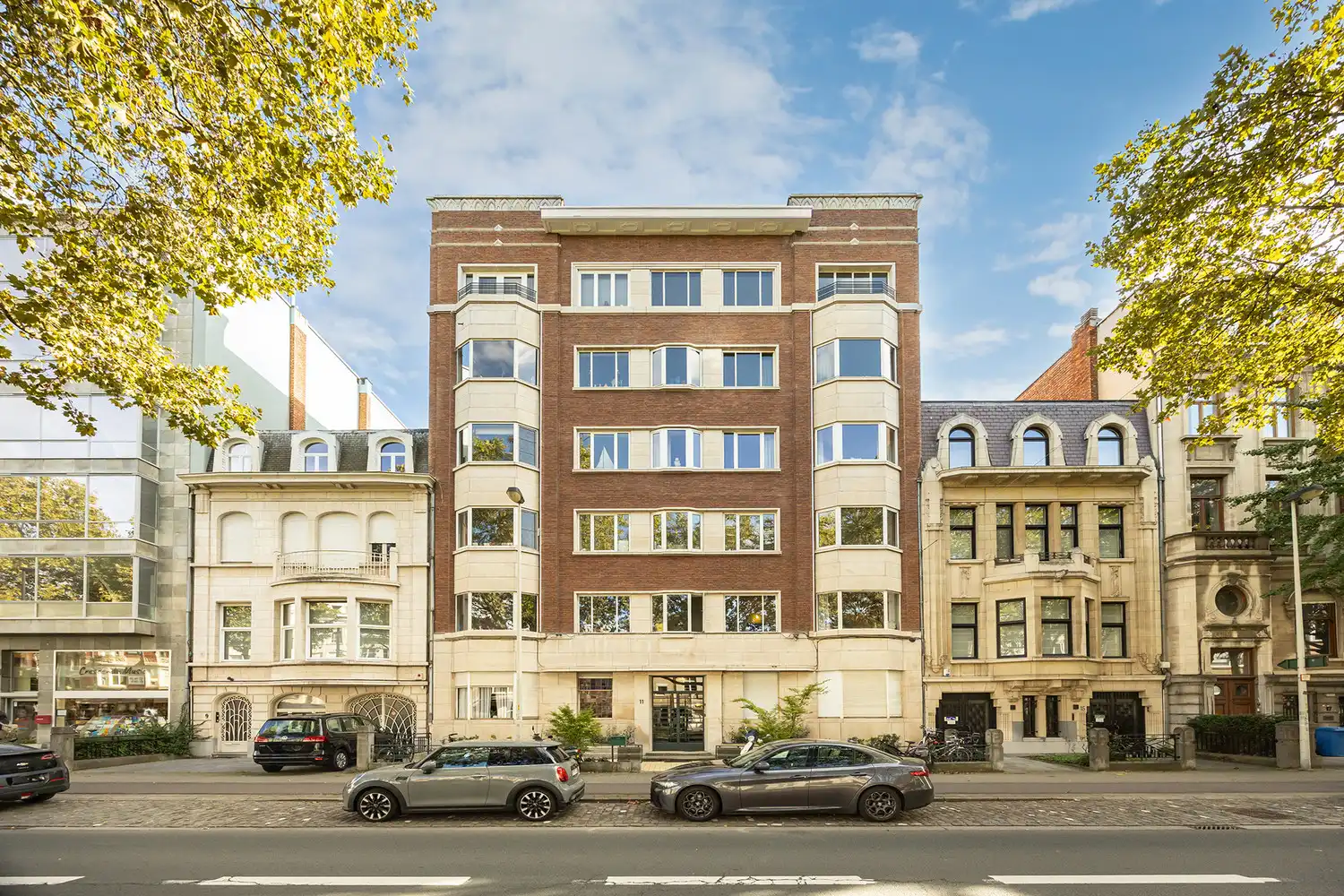 Uitzonderlijk gerenoveerd art-decoappartement van 212 m² met terras aan de Jan van Rijswijcklaan foto 2