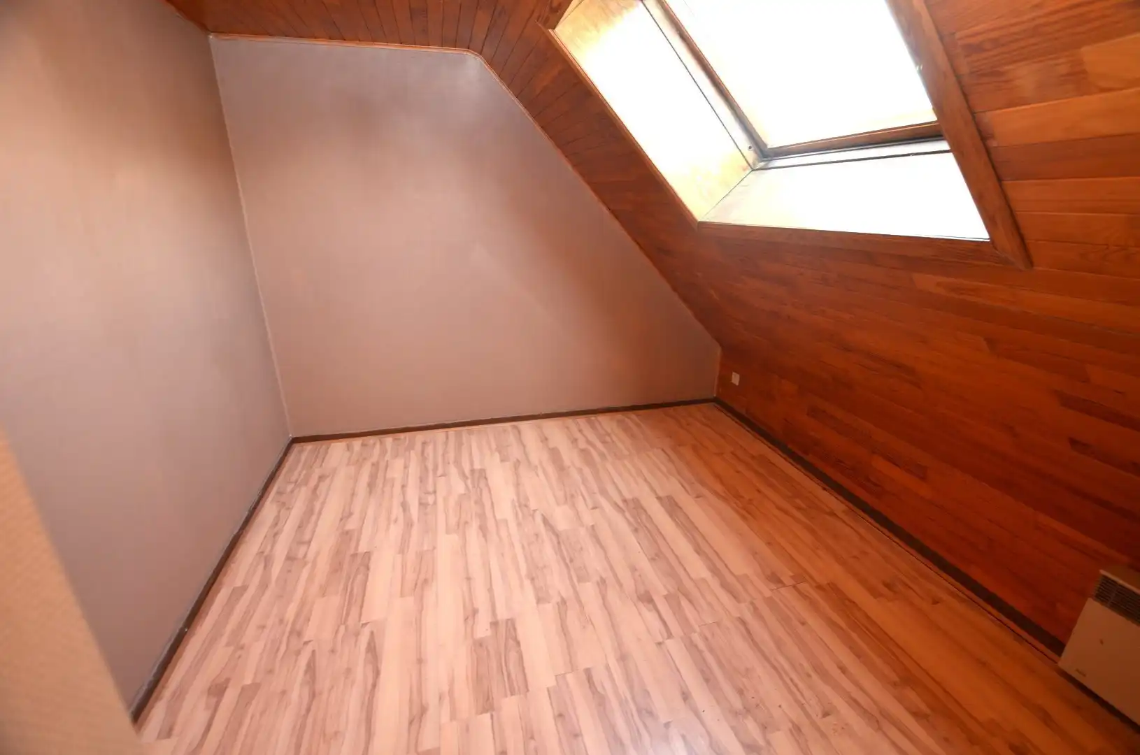 Ruim woonhuis met pakhuis/loods foto 14