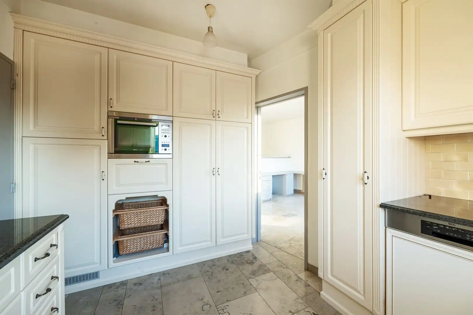 Hedendaagse commerciële ruimte met appartement foto 16