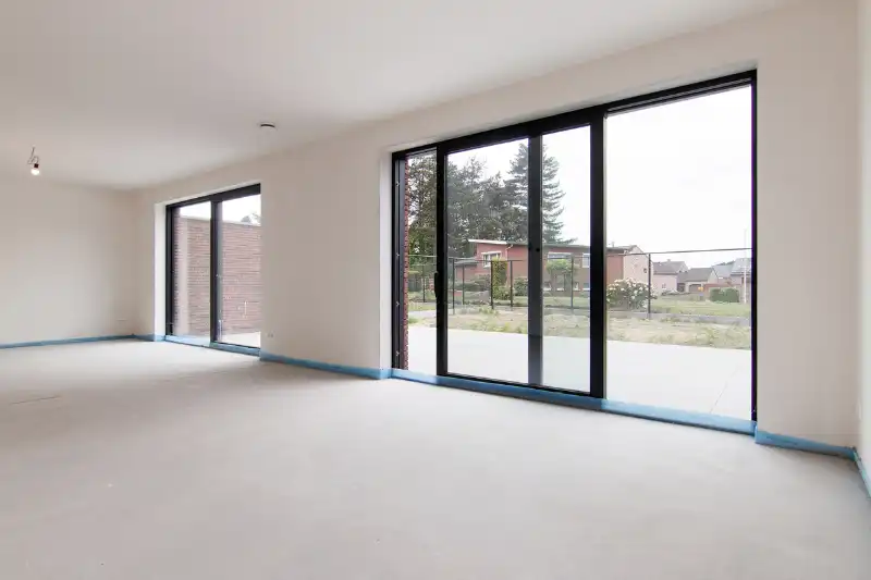 Ruim gelijkvloers nieuwbouwappartement met 2 slaapkamers, terras en een mooie tuin op een goed bereikbare locatie! foto 4