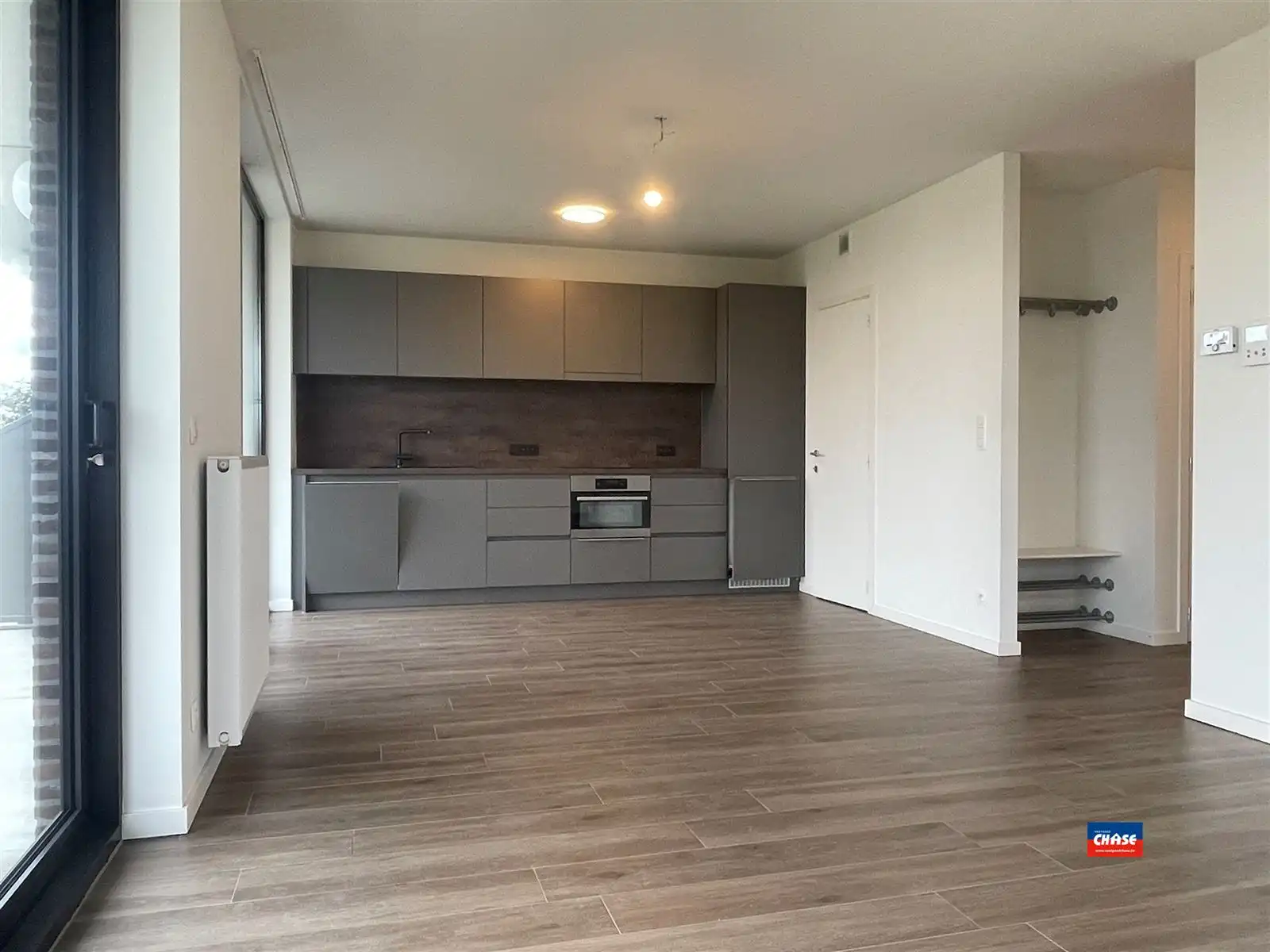 Knap nieuwbouwappartement met 2 slaapkamers, groot terras met prachtig uitzicht en ondergrondse autostaanplaats foto 2
