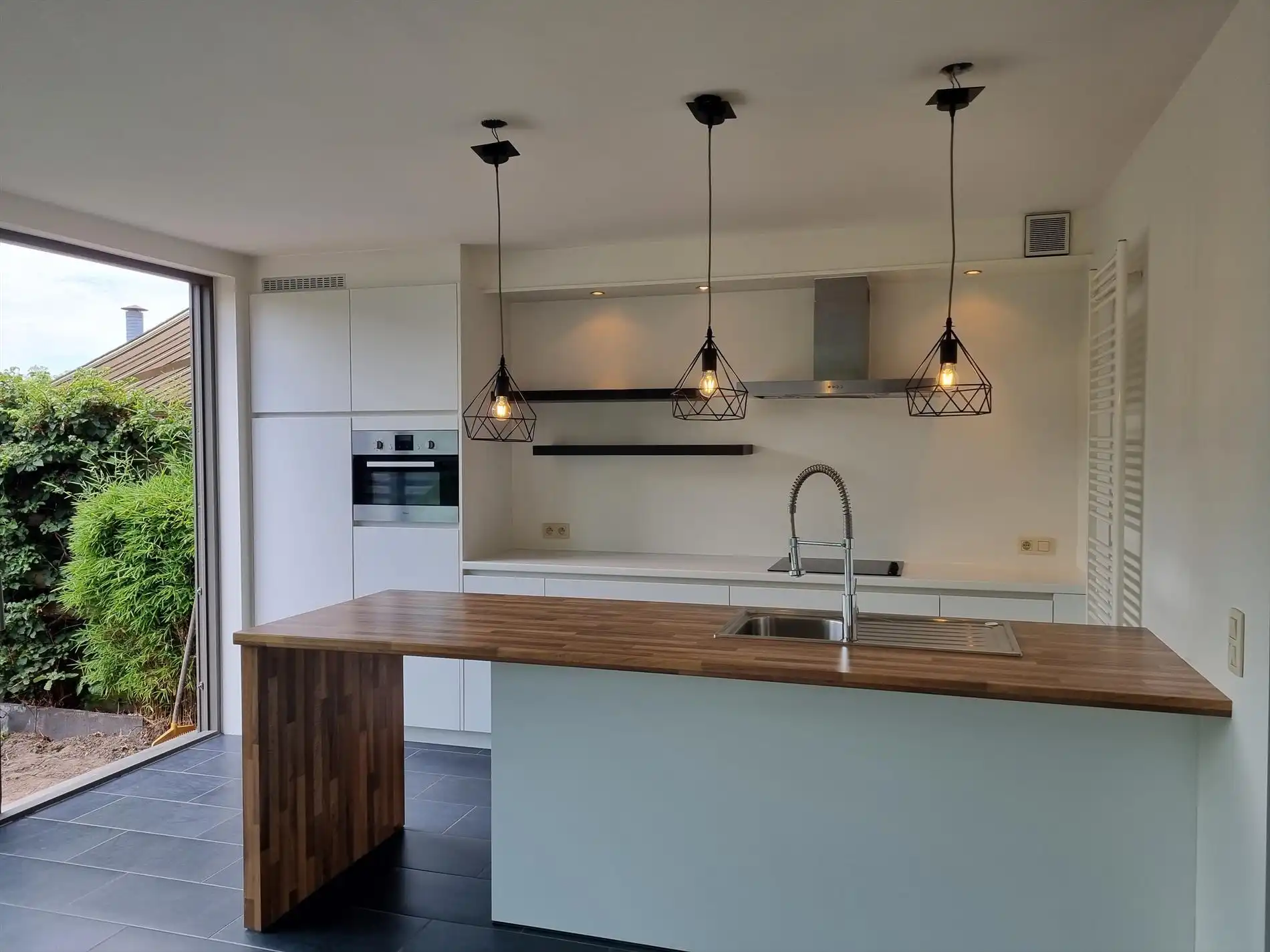 Knap gelijkvloers éénslaapkamerappartement met tuin en garagebox. foto 7