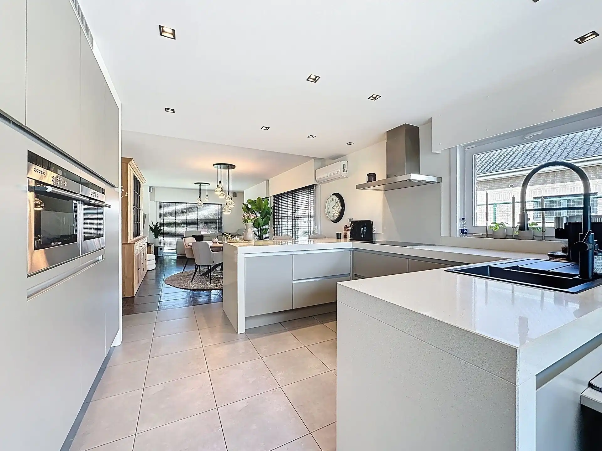 Ruime, luxueuze open bebouwing met 4 slaapkamers, 2 badkamers en garage op een perceel van 741m².  foto 6