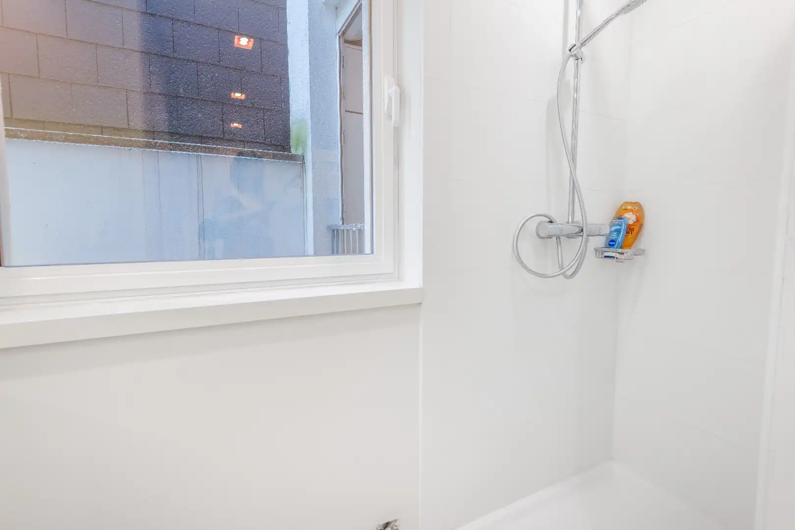 Smaakvol gerenoveerd appartement met mooie gevelbreedte centraal gelegen op de Lippenslaan. foto 12