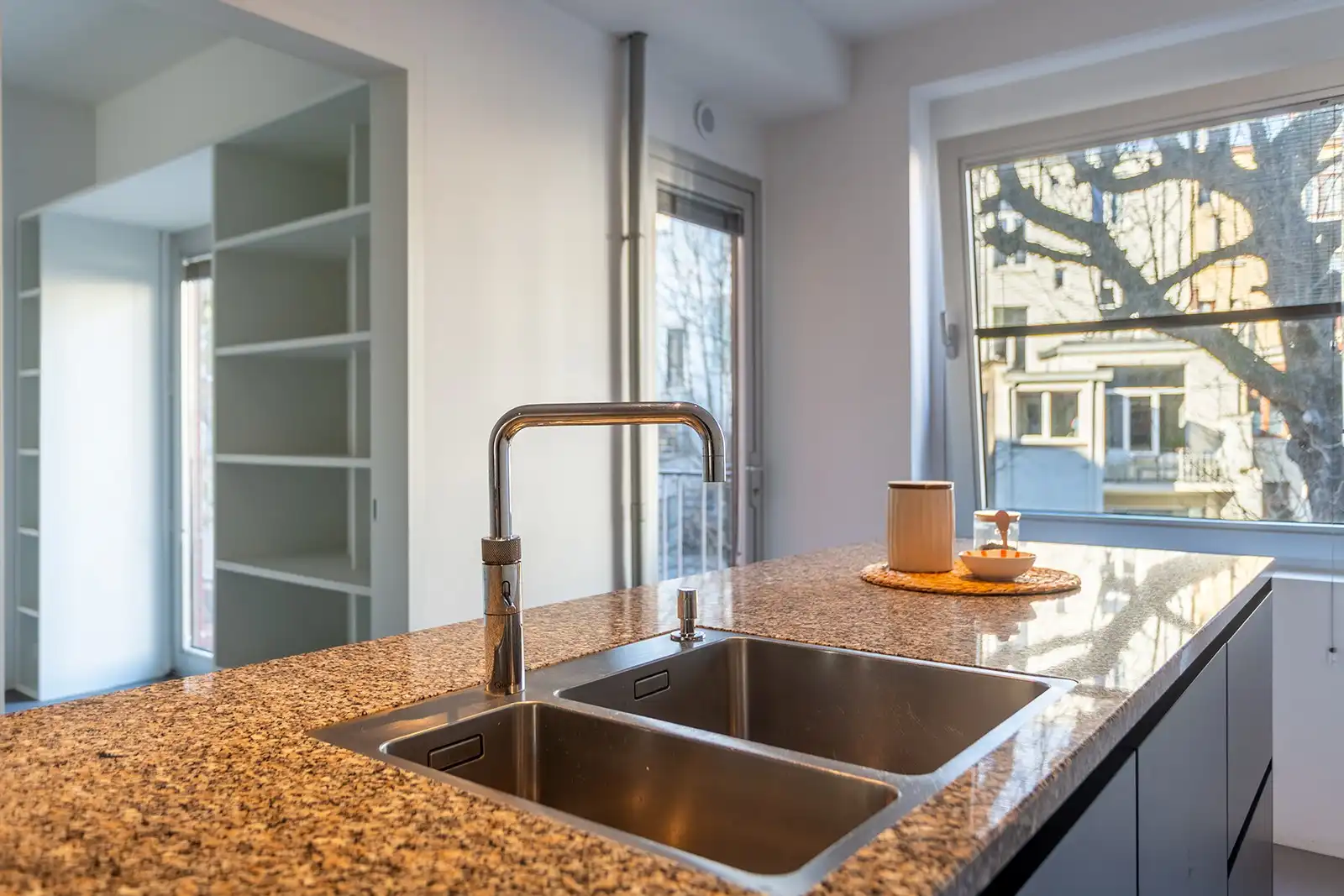 Architecturale parel met een zee van ruimte foto 14