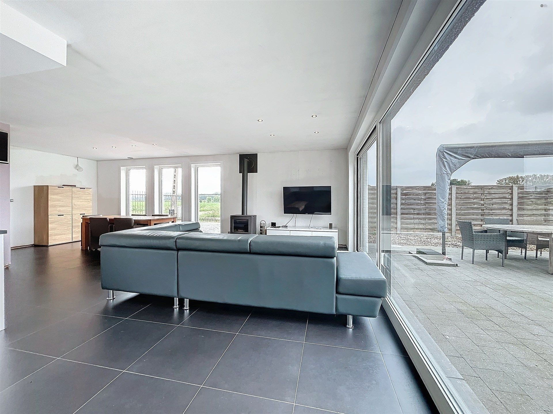 Ruime open bebouwing met 4 slaapkamers op perceel van 828 m²  op toplocatie. foto 5