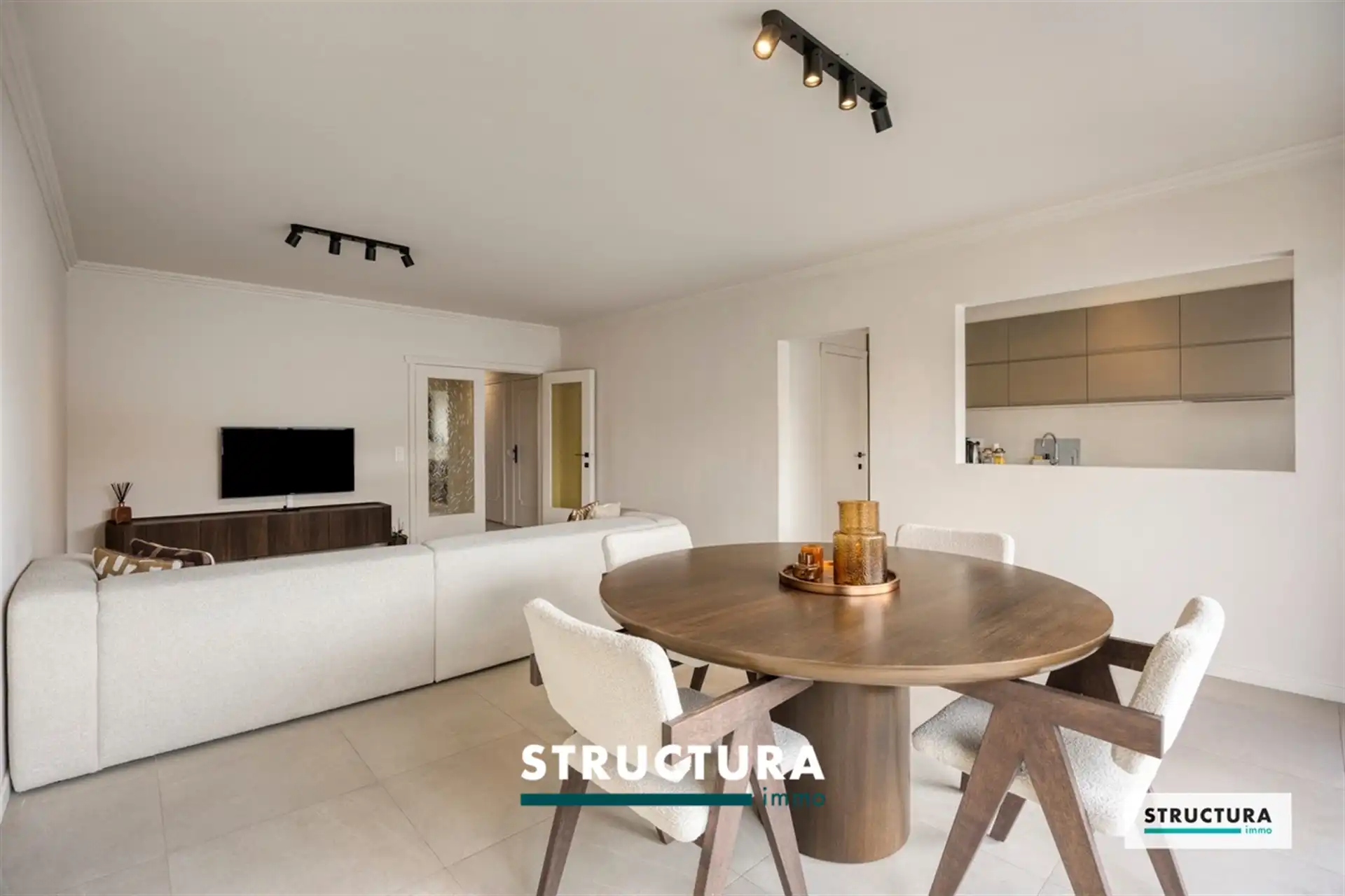 Volledig gerenoveerd appartement nabij het centrum! foto {{pictureIndex}}