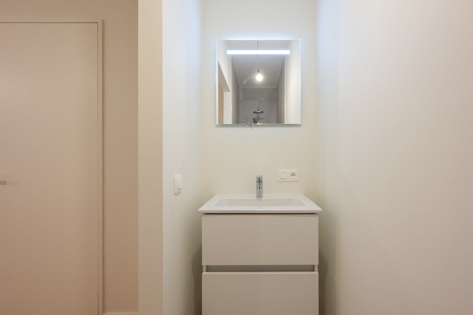 HOOST is een iconische toren met een expressief gevelontwerp op enkele honderden meters van de zee foto 10