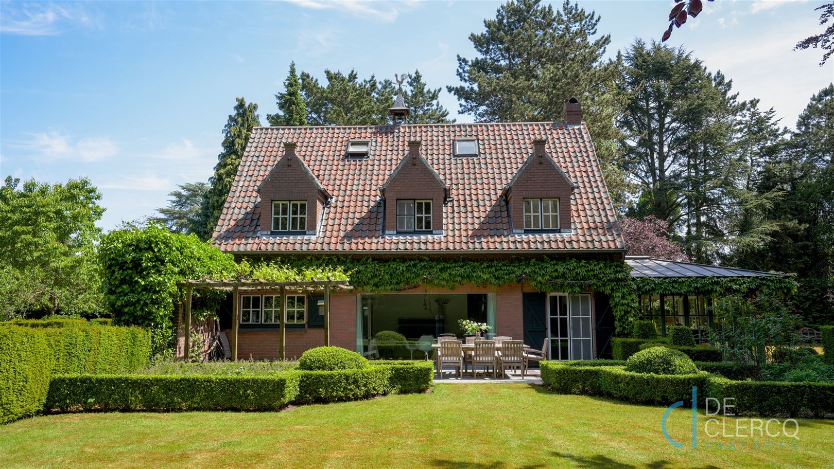 Karaktervolle villa op omvangrijk perceel te koop Lochristi! foto {{pictureIndex}}