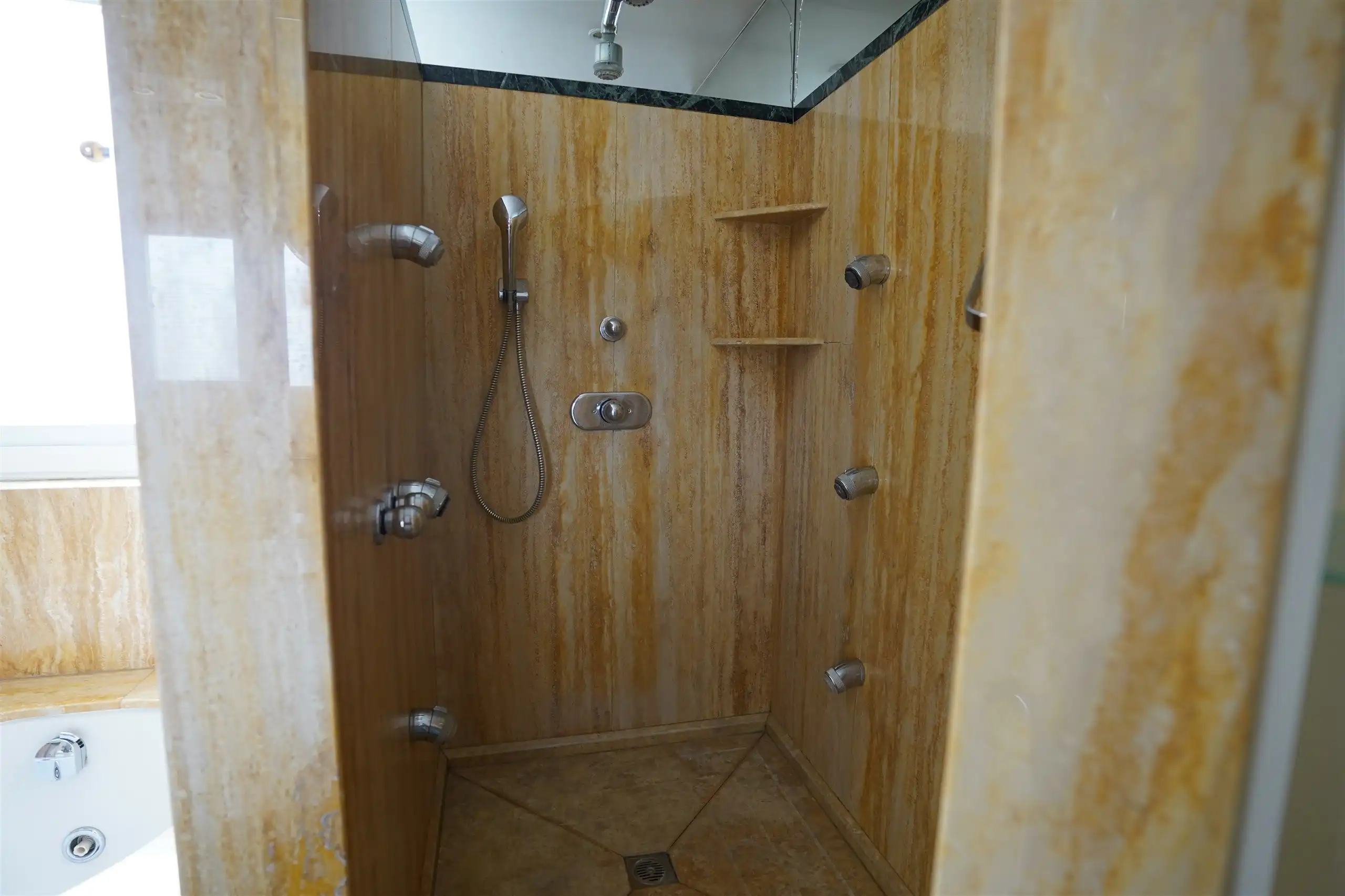 Elegant dakappartement met groot terras en garage! foto 16