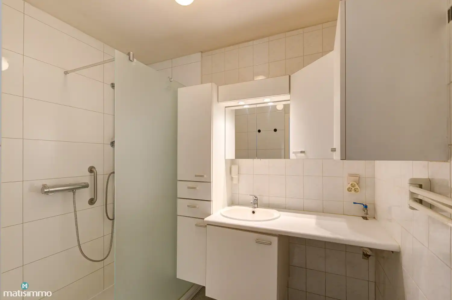 GELIJKVLOERS APPARTEMENT MET 2 SLAAPKAMERS, RUIME GARAGE, AUTOSTAANPLAATS EN KELDERBERGING TE LANAKEN foto 14