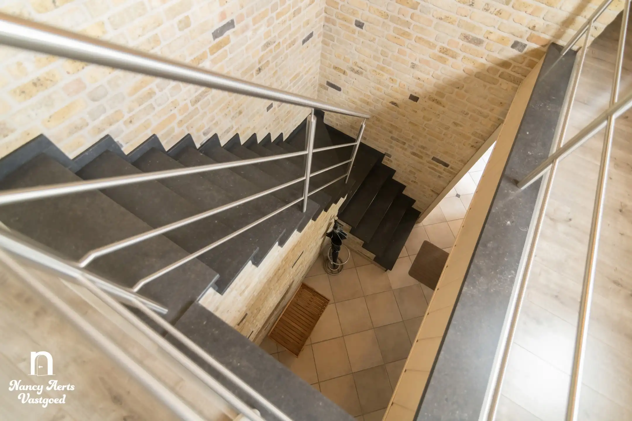 Ruime villa met praktijkruimte, kelder en zonnige tuin foto 48