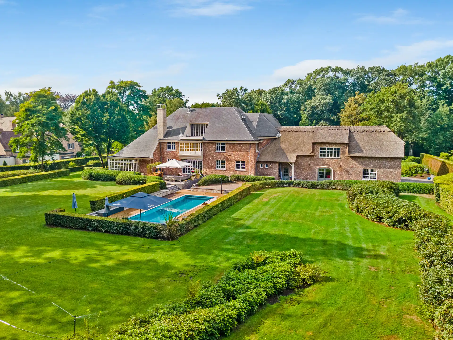 Exclusieve villa met zwembad op een perceel van 6.420 m² foto {{pictureIndex}}