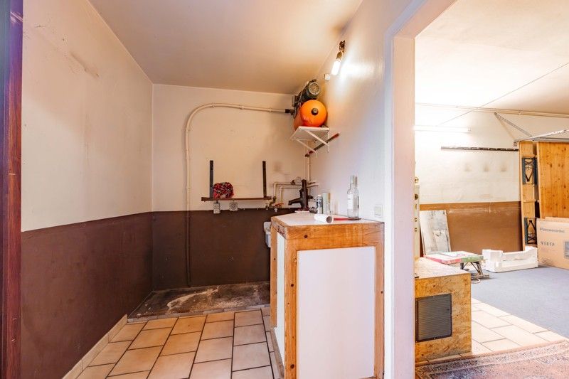 Te renoveren, rustige gelegen halfopen woning met 3 slaapkamers, garage en tuin te koop in Sint-Baafs-Vijve! foto 11