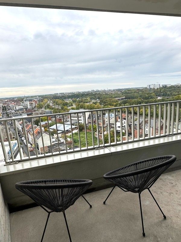 Hippe stadsmus(sen) gezocht voor 1 slaapkamer app. op 13° V met staanplaats en kelderberging foto 8
