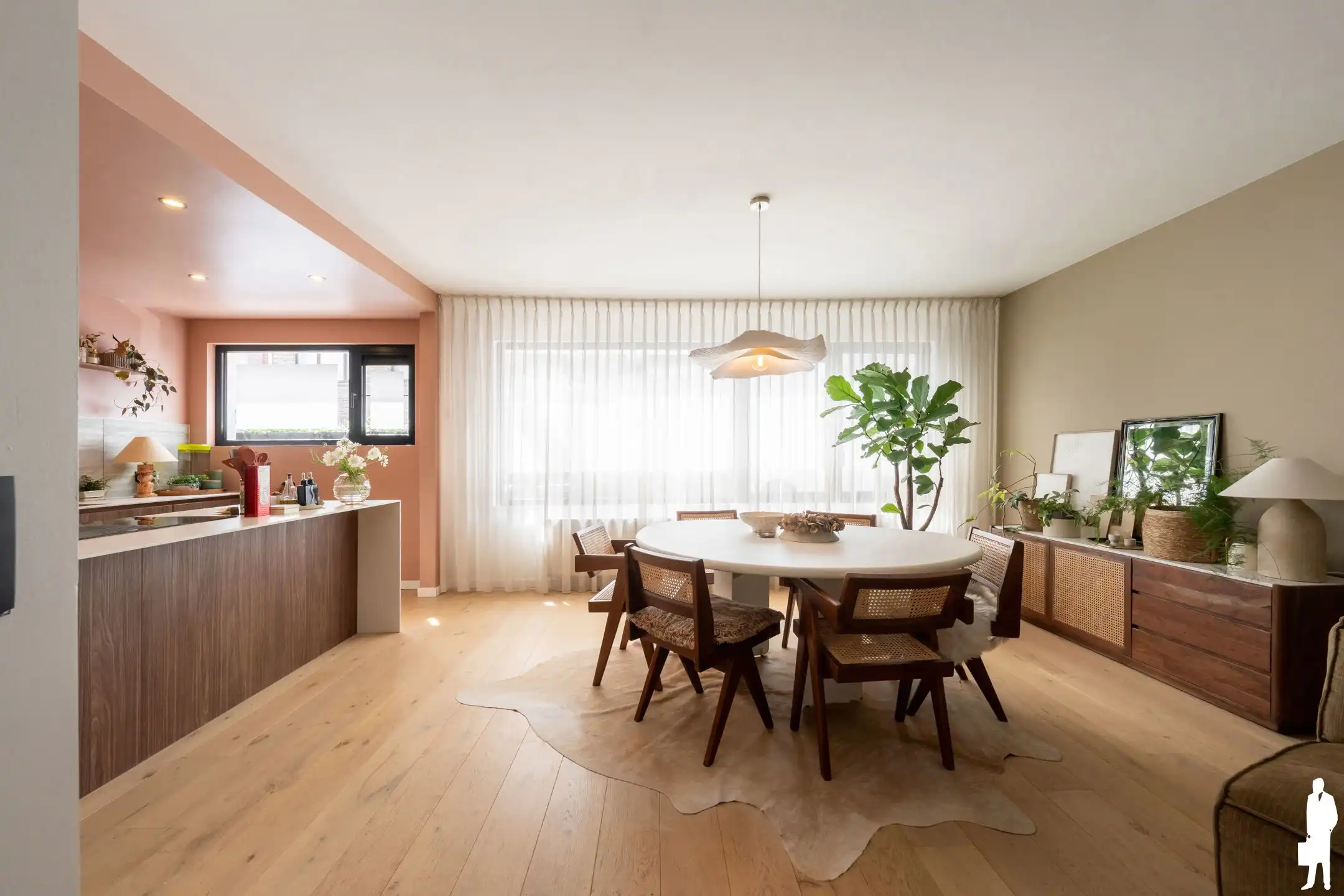 Gerenoveerd appartement met 2 slpks, tuin en autostaanplaats foto 2