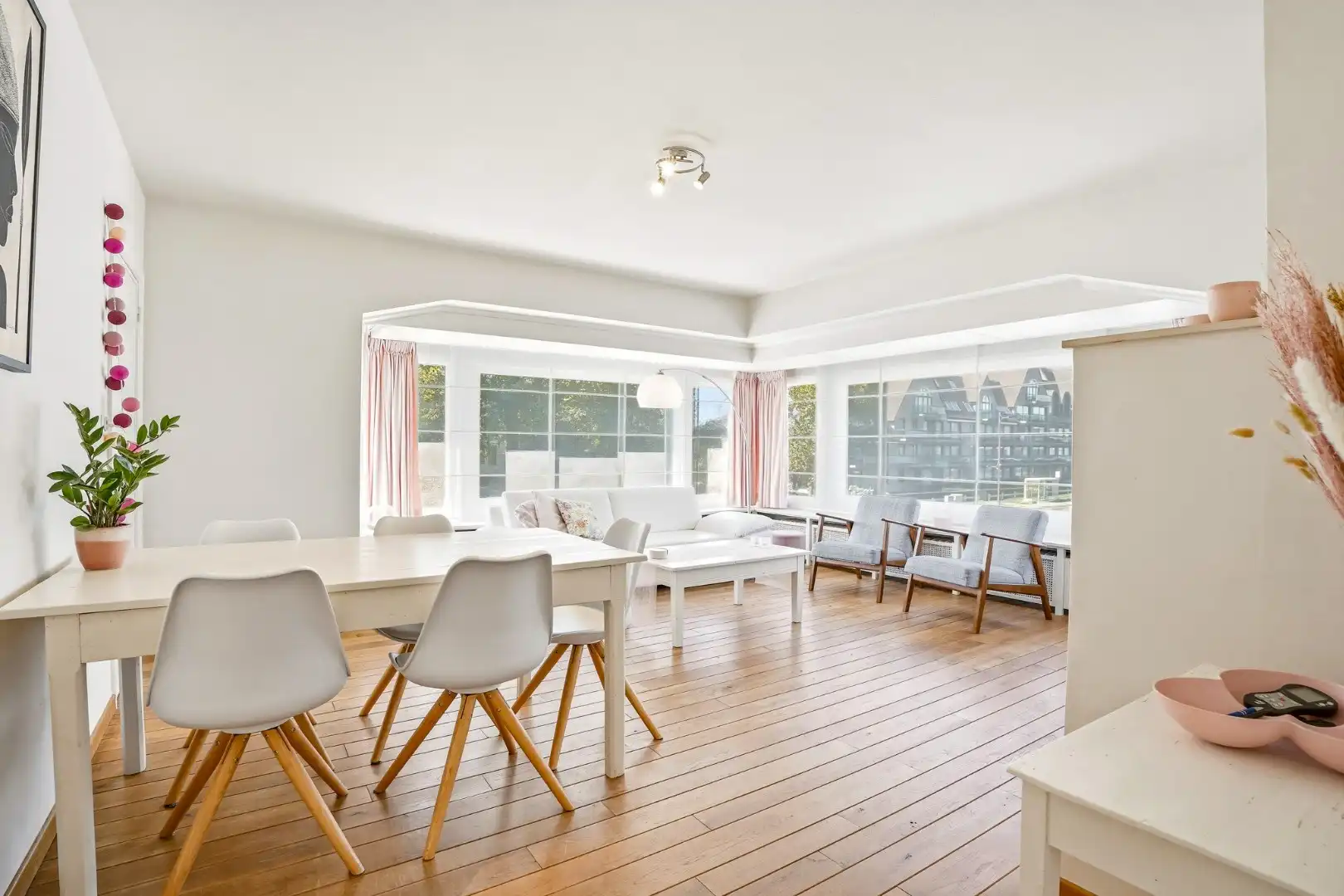 Instapklaar en lichtrijk 3-slaapkamerappartement (109 m²)met terras en parkeerplaats te Oostduinkerke.  foto {{pictureIndex}}