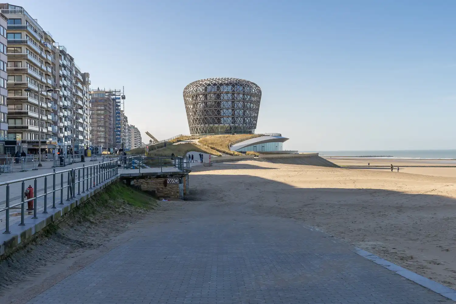 Lichtrijke studio met zuidgericht terras op de zeedijk van Middelkerke te koop foto 19