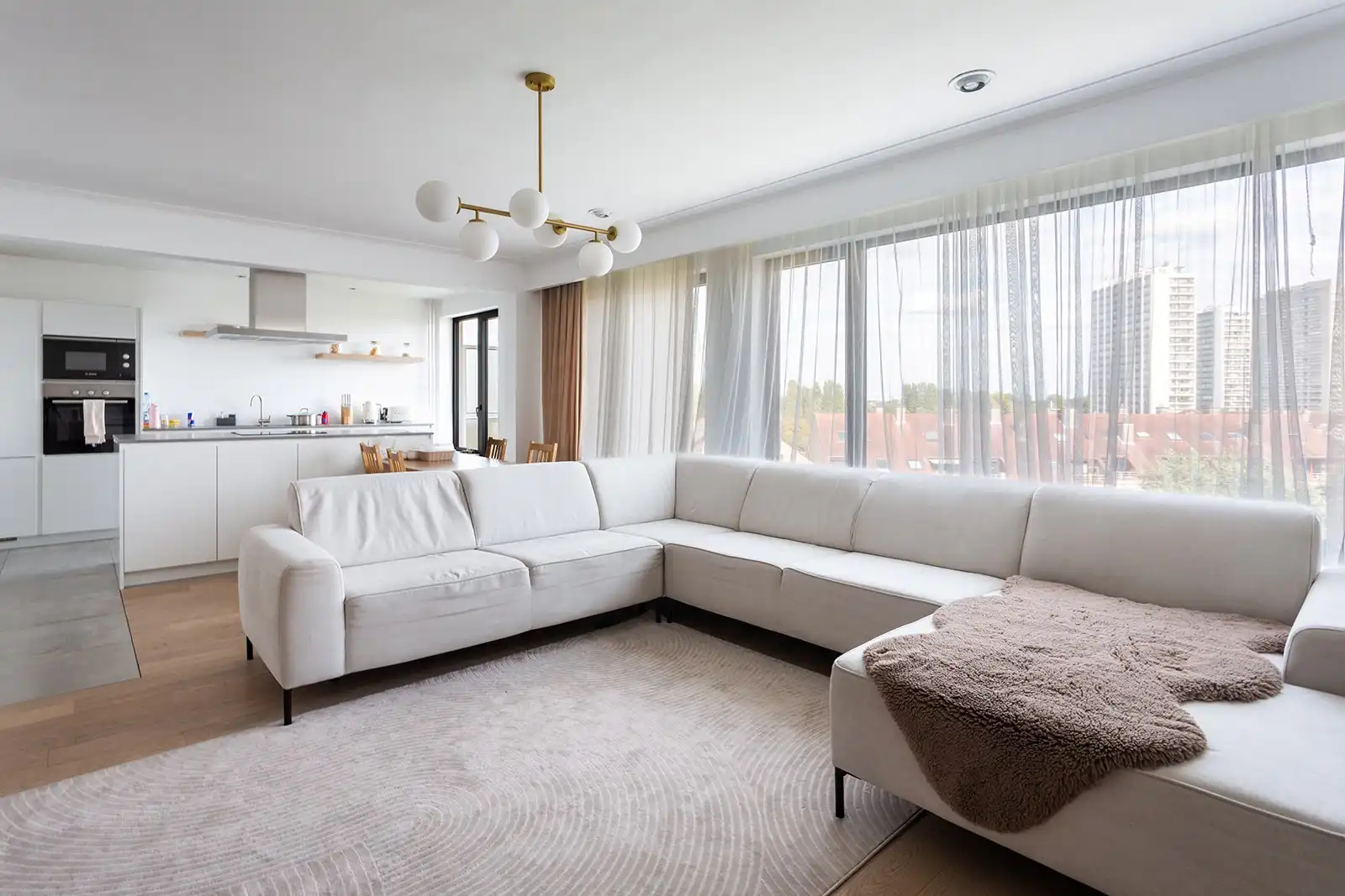 Mooi gerenoveerd 3-slaapkamerappartement met 2 terrassen, garage en 2 kelderbergingen foto 2