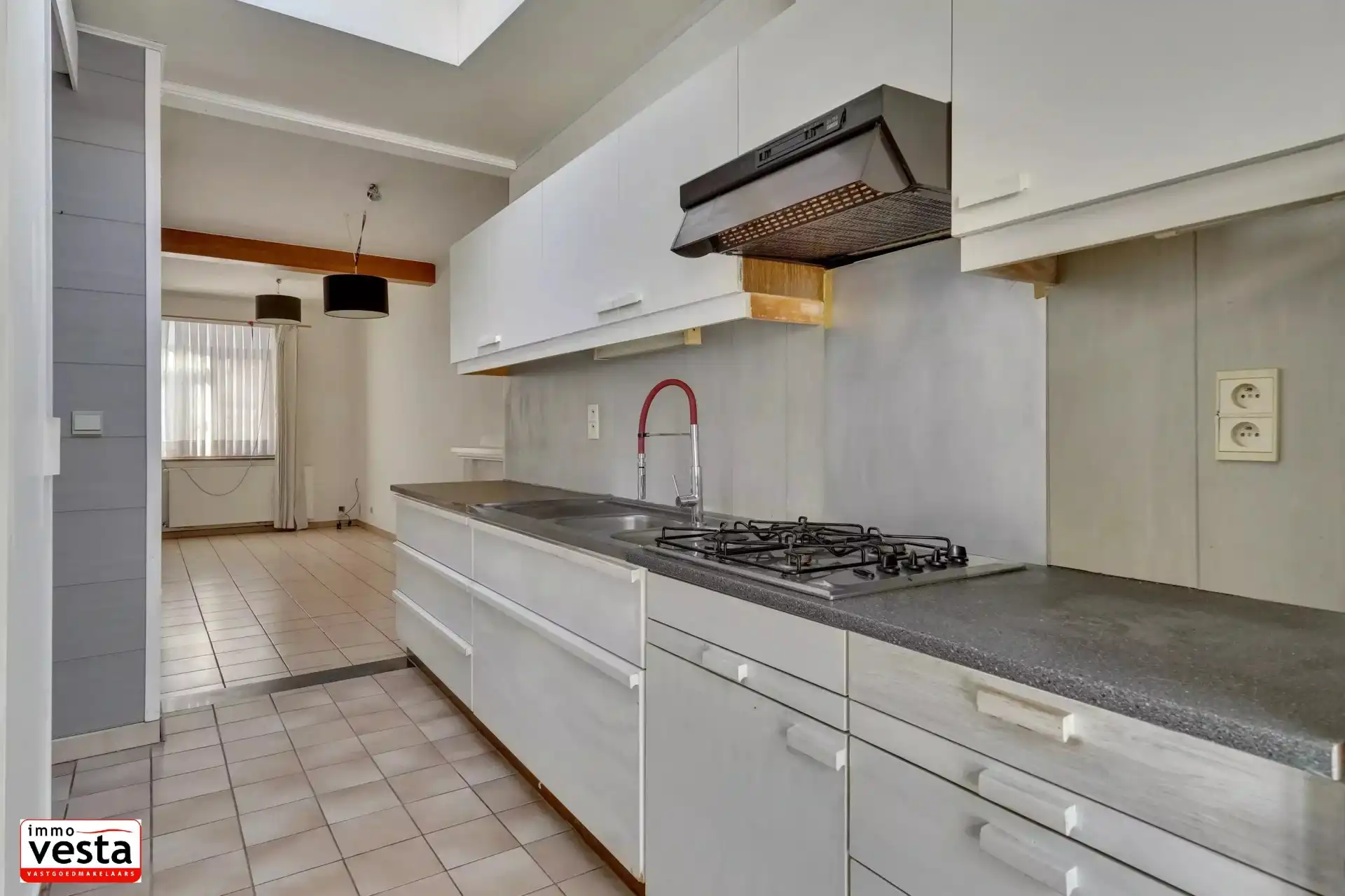 Op te knappen stadwoning op goede locatie foto 7