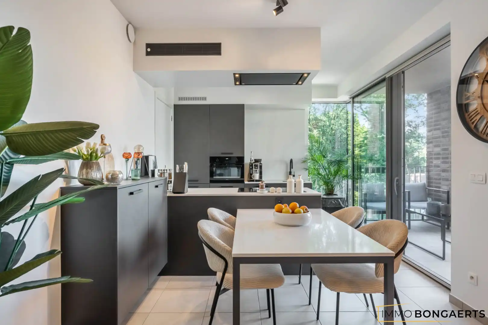 Recent modern appartement met kelder en parkeergarage foto 3