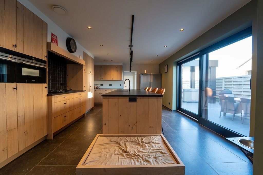 PRACHTIG GERENOVEERDE WONING MET 3 SLAAPKAMERS, 2 BADKAMERS, INPANDIGE GARAGE EN PAARDENSTALLINGEN MET ENERGIEZUINIG EPC TE WIJER (NIEUWERKERKEN)  foto 5