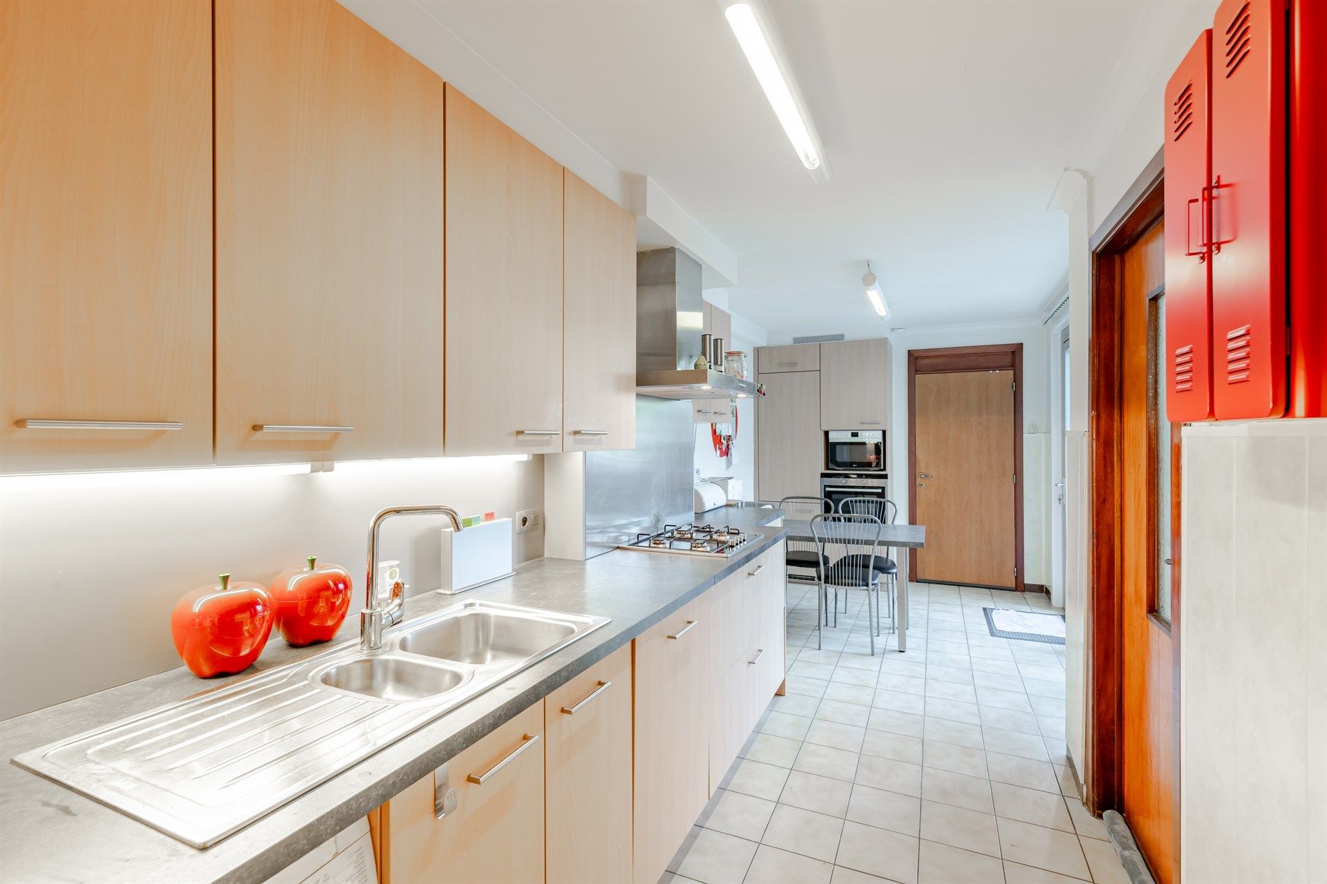 Ruime gezinswoning met vier slaapkamers te Denderleeuw foto 8