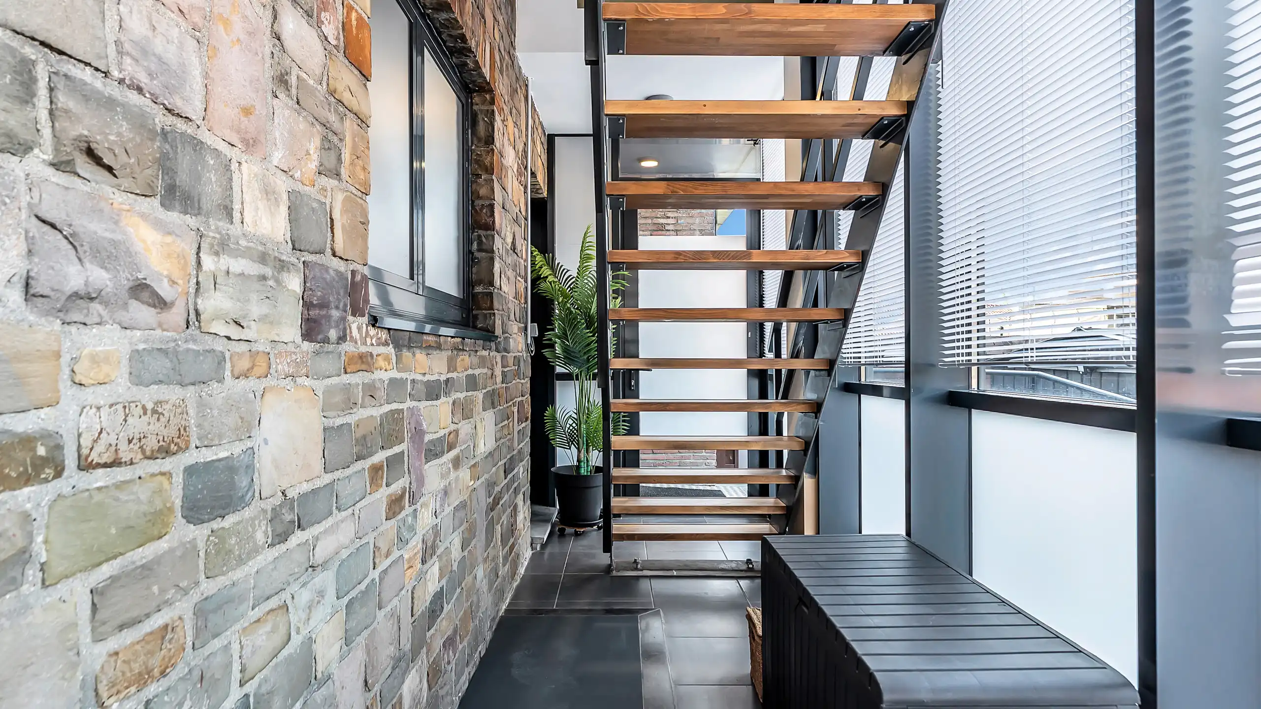 Uniek wonen in loftstijl met veel potentieel op topligging foto 27