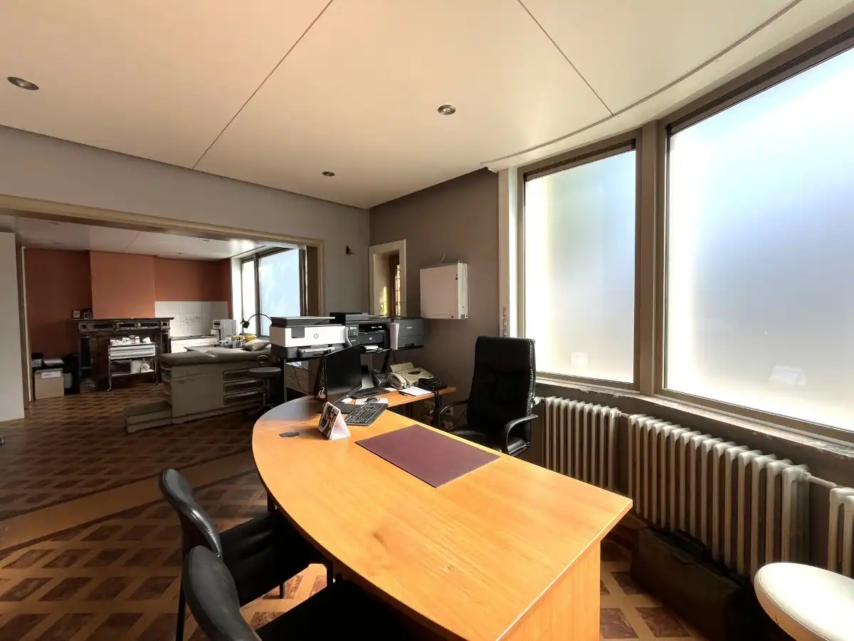 Langemark-Poelkapelle – Ruime hoekwoning met praktijkruimte en 3 garages foto 3