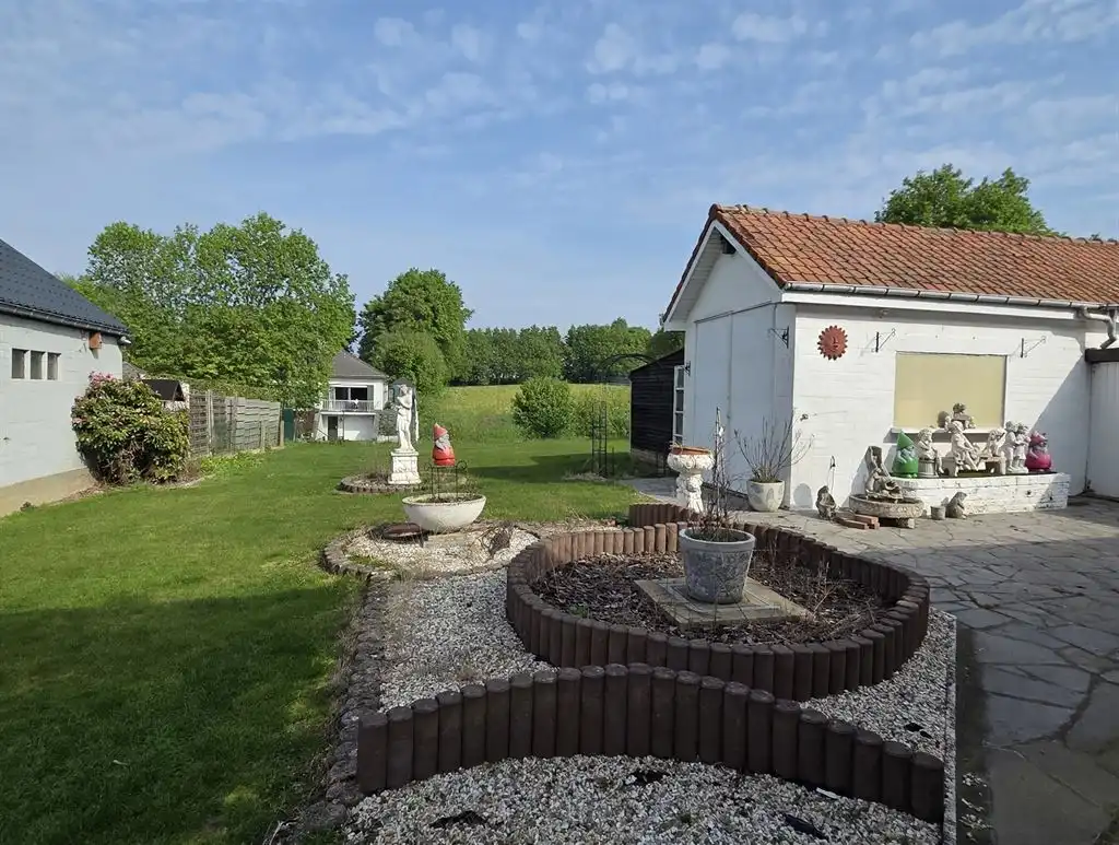 Ruime, op te frissen 3-gevelw met 4 slpks, gar en tuin foto 3
