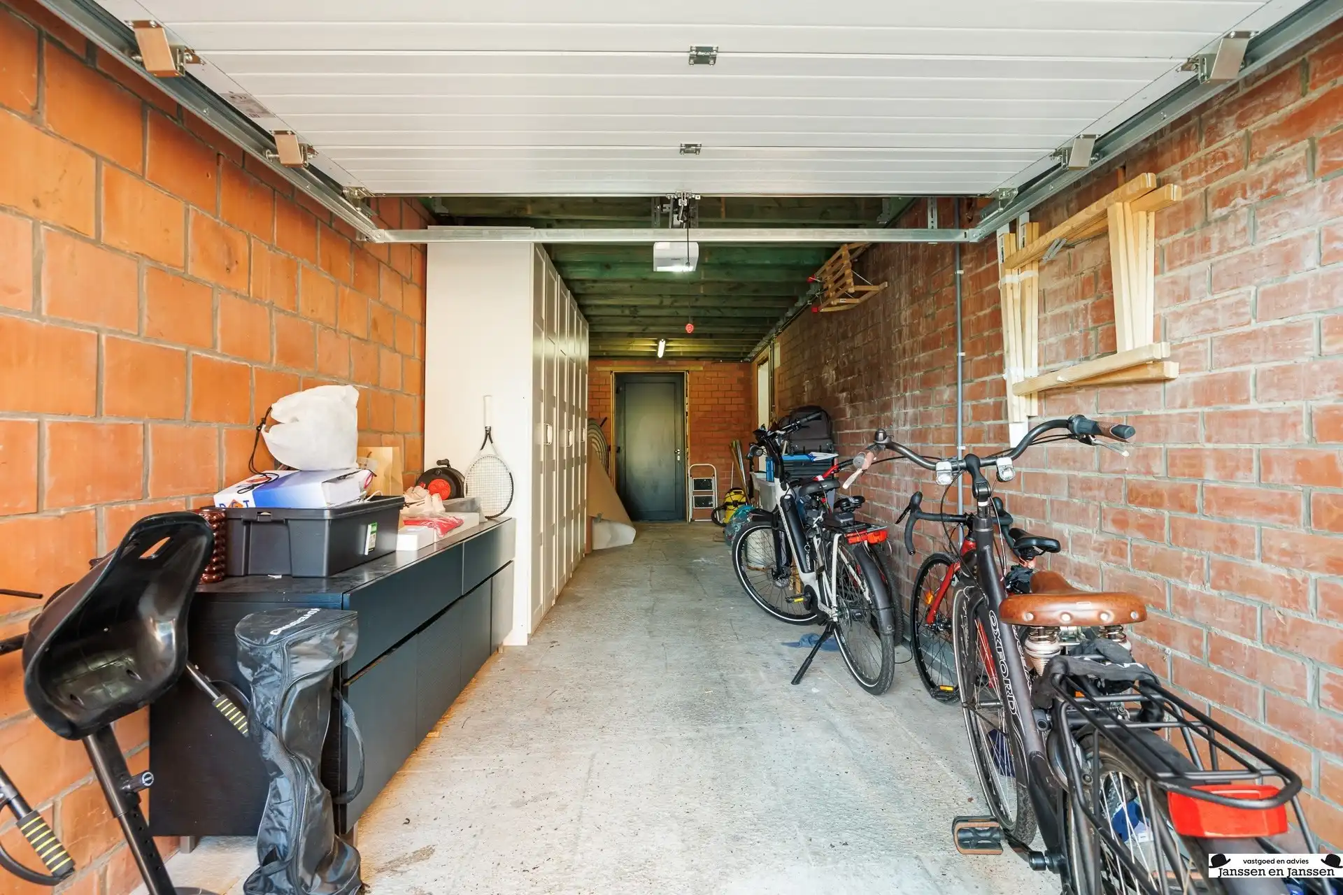 Prachtig gerenoveerde woning met 4 slaapkamers, garage en zonnige tuin foto 34