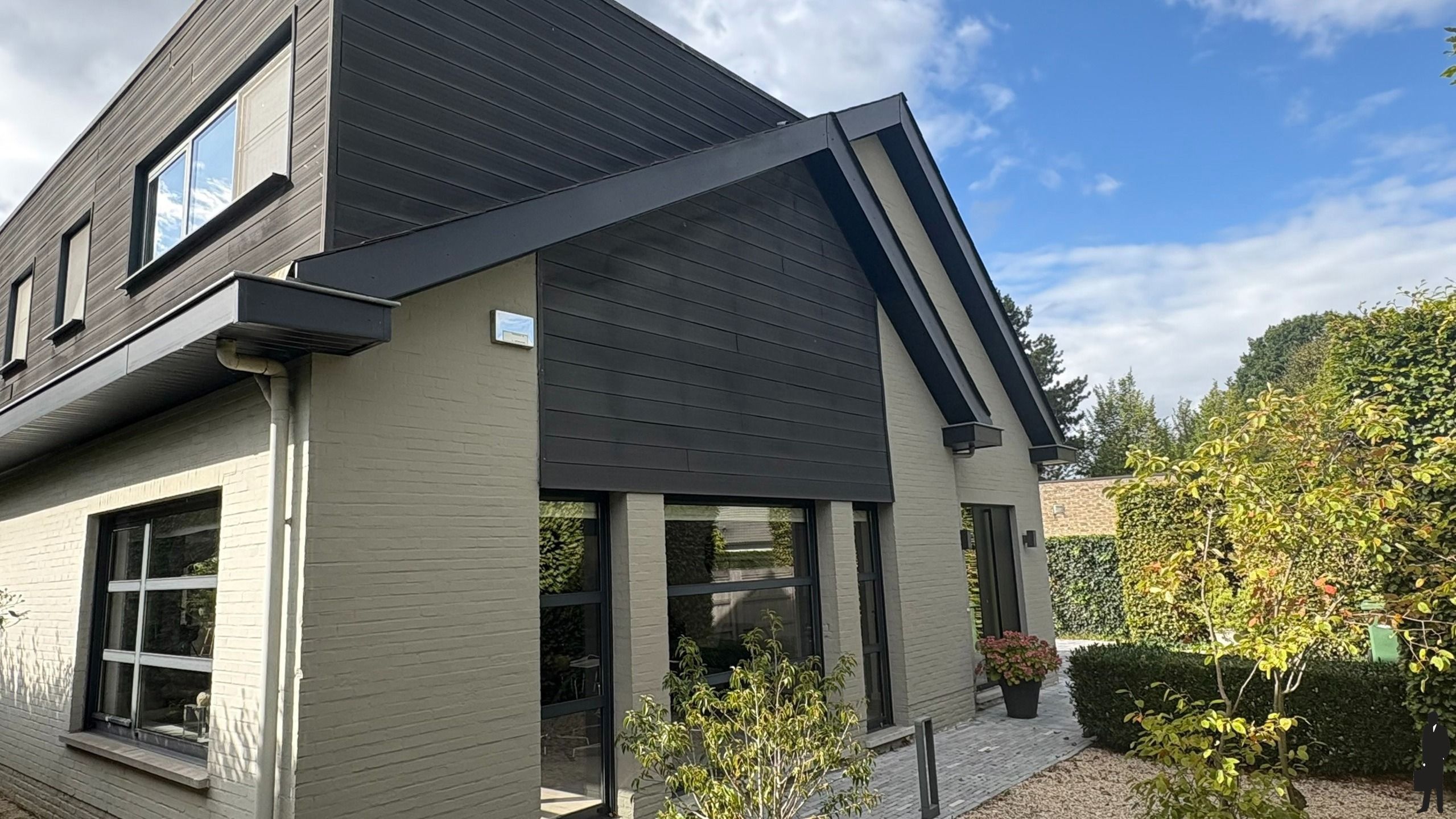 Gerenoveerde woning met 5 ruime slpks, 3 badks en ZW tuin foto 3