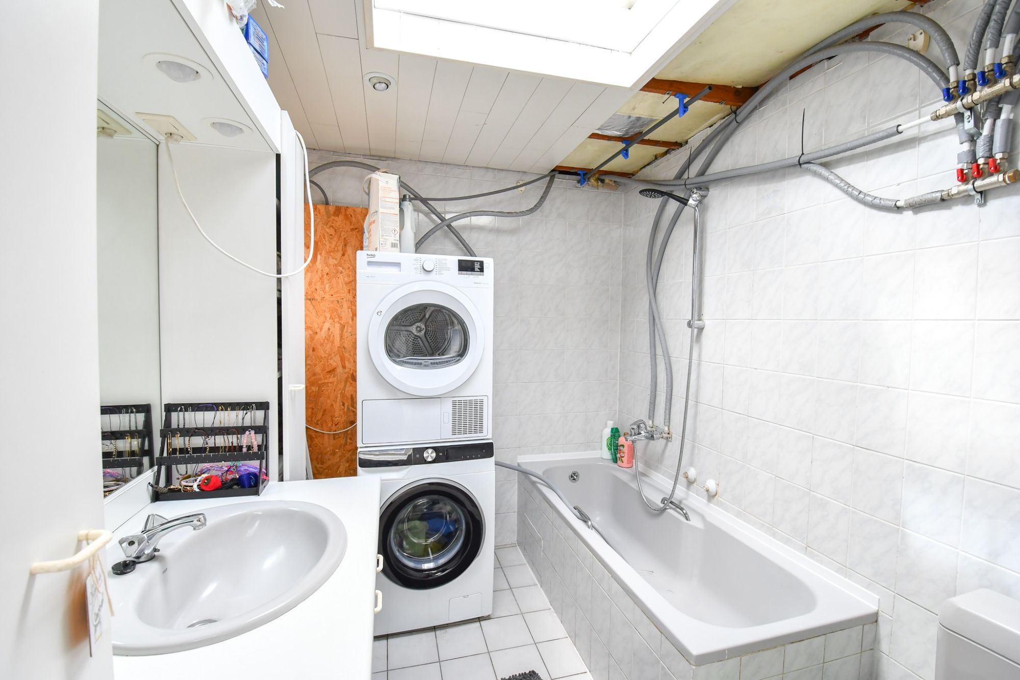 Gezinswoning met 3 slaapkamers, diepe tuin en enorm veel potentieel. foto 9