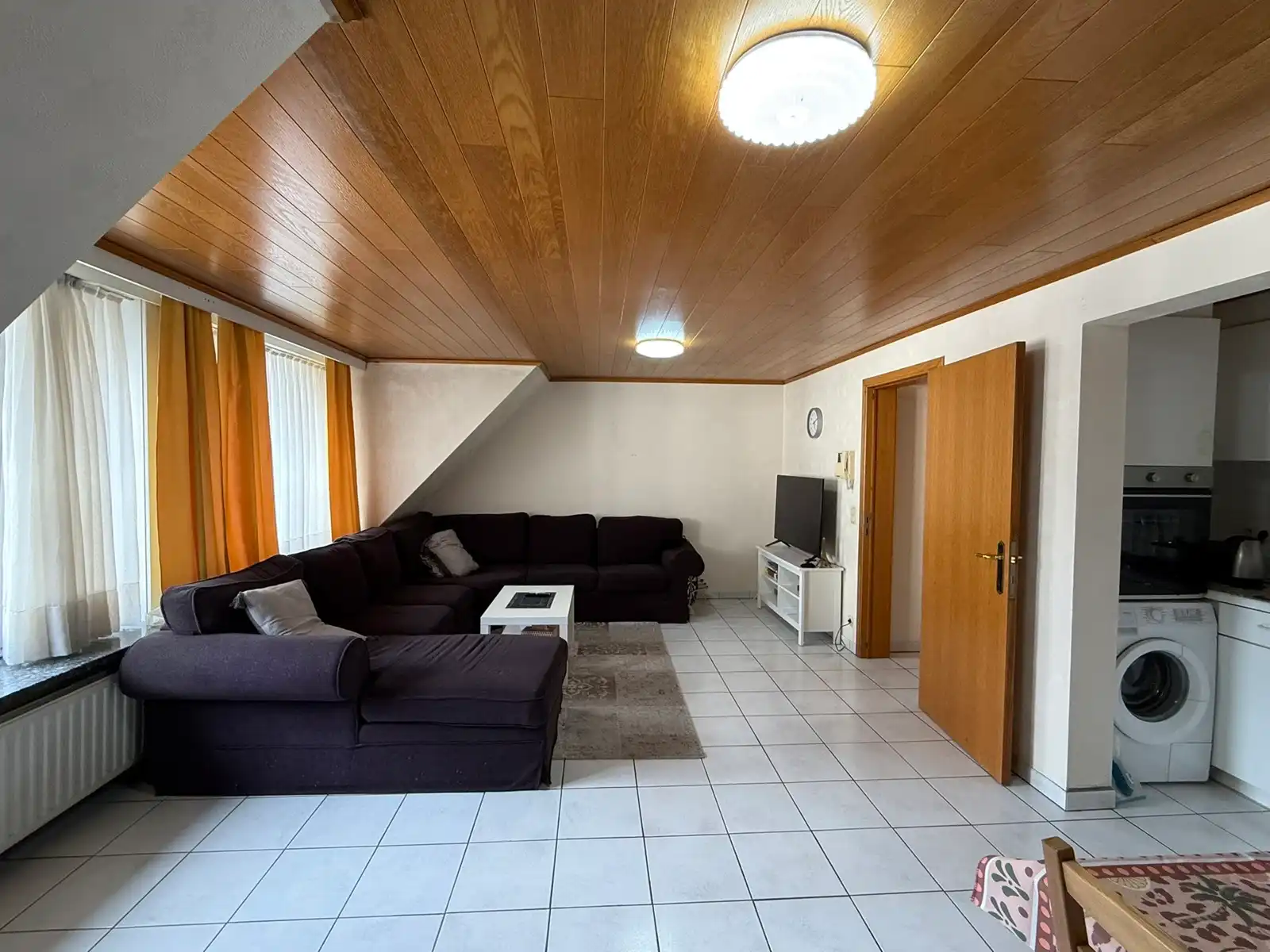 Lichtrijk appartement gelegen nabij centrum op de derde verdieping van kleinschalige bouw.  foto 3