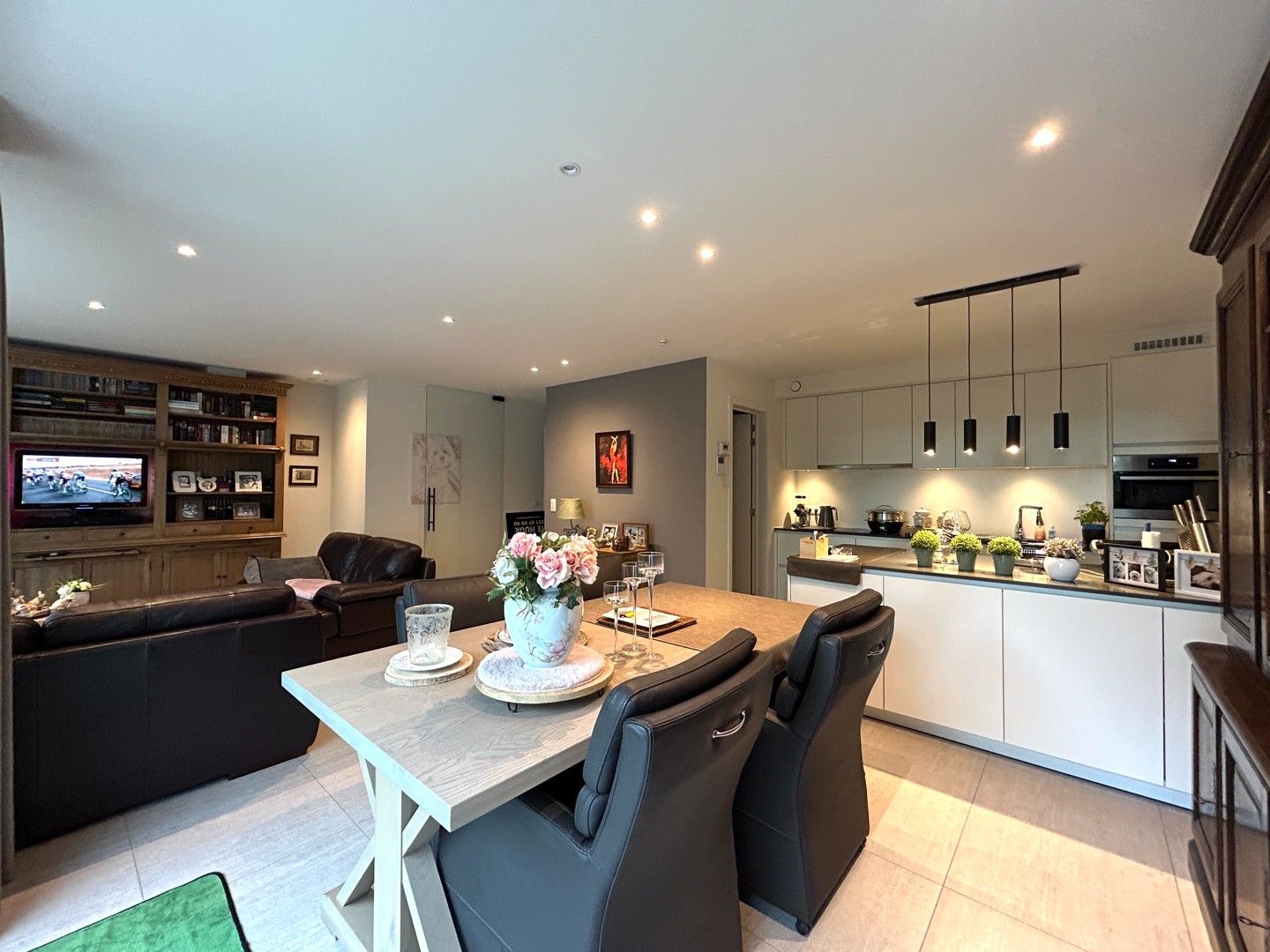 Instapklaar twee-slaapkamerappartement met zicht op stadspark te centrum Roeselare! foto 5
