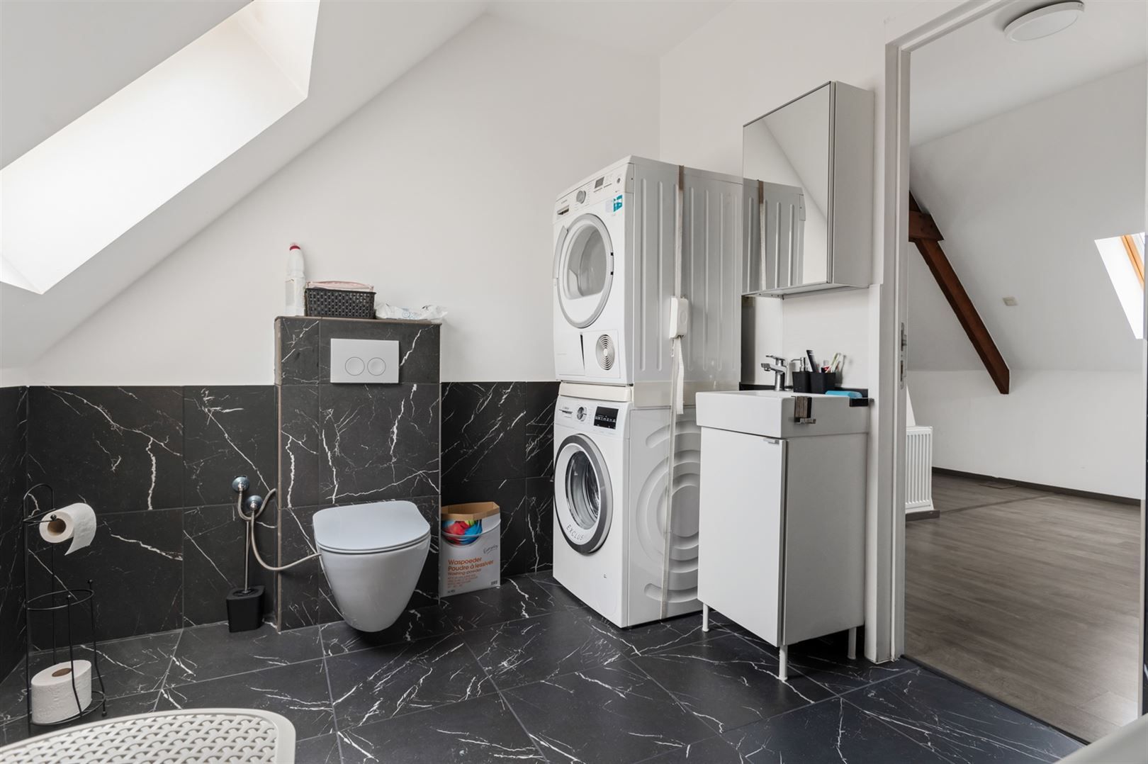 Gerenoveerde halfopen woning op ca. 300m2 met garage en tuin. foto 18