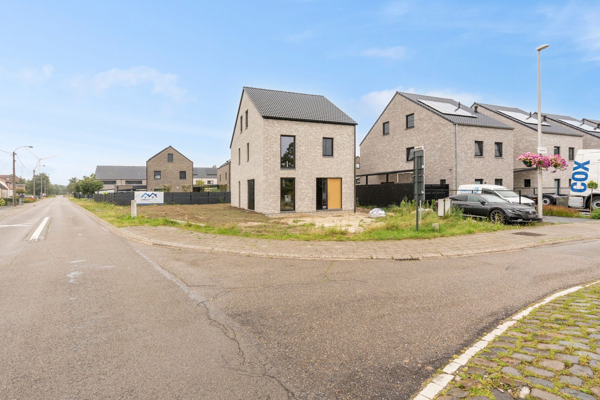 IDEALIS VASTGOED - ROYALE CASCO-WONING MET EEN HEERLIJK LICHTRIJKE WOONKAMER MET OPEN KEUKEN EN AANSLUITEND DE BERGPLAATS, 3 SLAAPKAMERS (MEER MOGELIJK), EEN RUIME BADKAMER EN RUIME 2DE VERDIEPING OP KNAP HOEKPERCEEL VAN +- 5A 54CA! foto 4