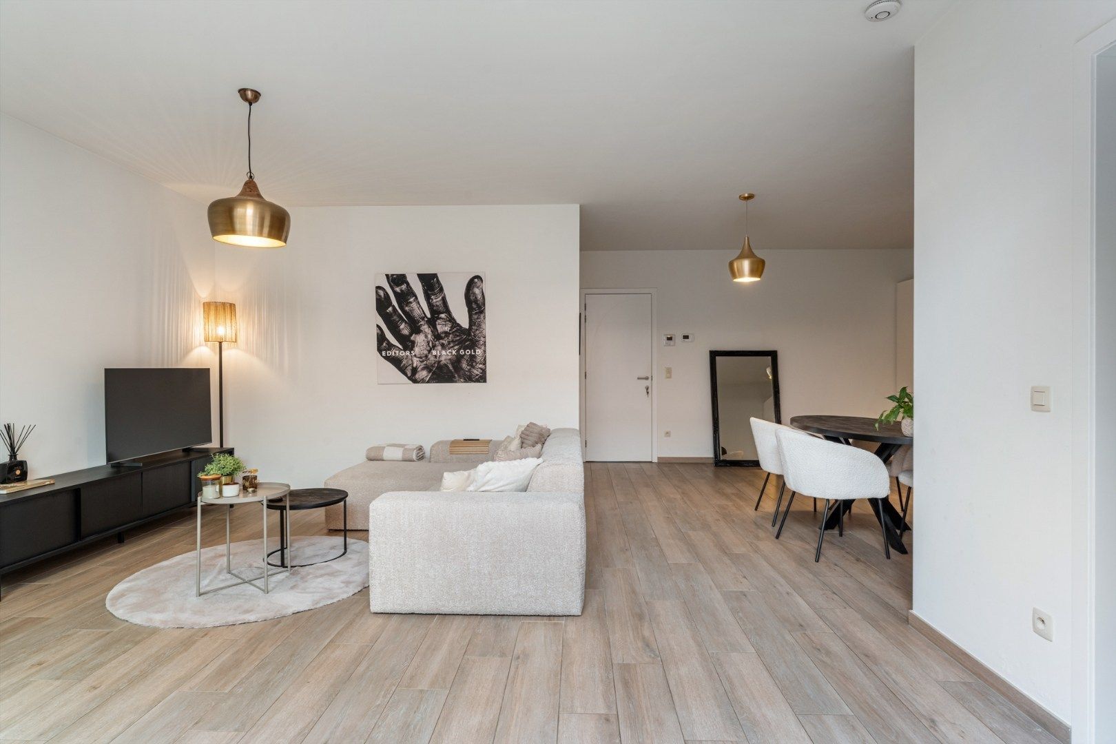 Recent, hoogwaardig afgewerkt gelijkvloers appartement, met terras en inpandige garage, in het centrum van Maaseik!  foto 7