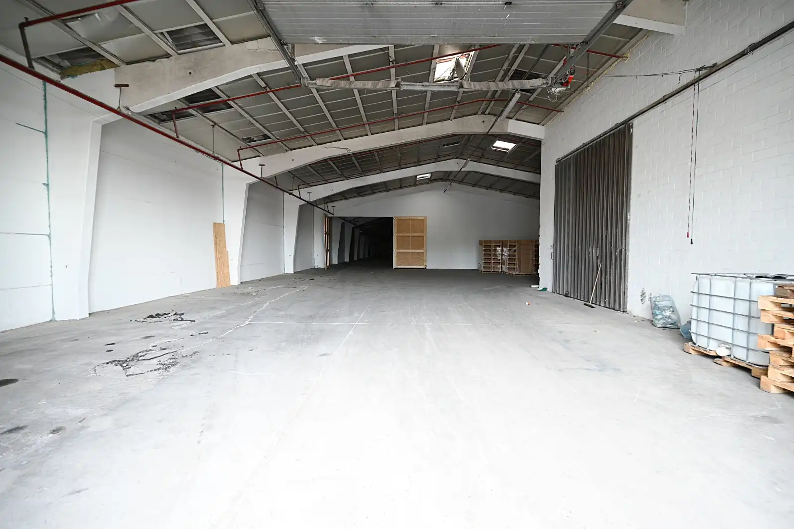 Magazijn/opslagruimte te huur met een oppervlakte van 1500m2! foto 2