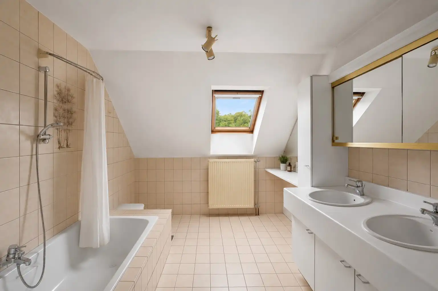 Karaktervolle alleenstaande woning met 4 slaapkamers foto 12