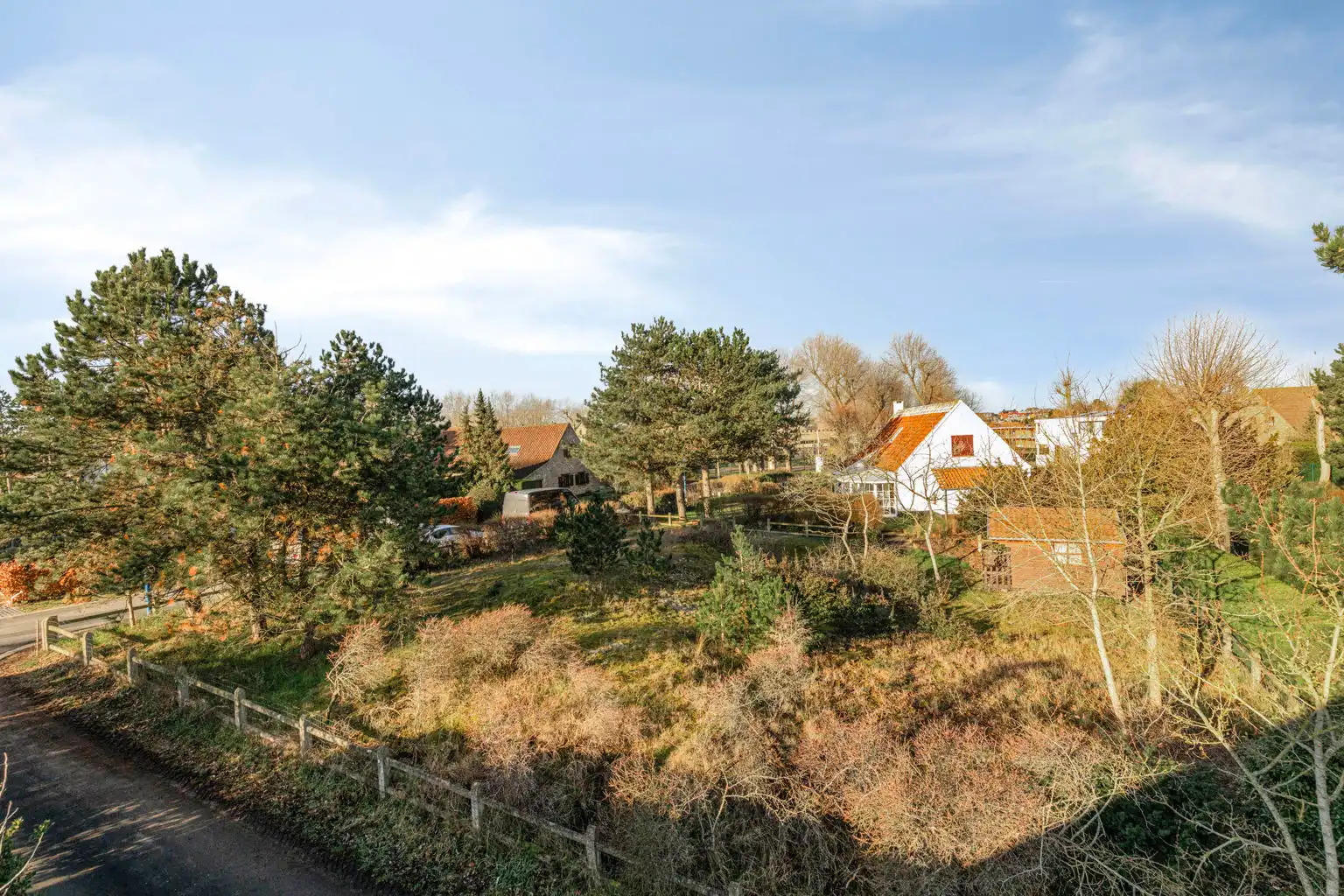 BOUWGROND VOOR EEN EENGEZINSWONING IN OPEN BEBOUWING IN KOKSIJDE foto {{pictureIndex}}