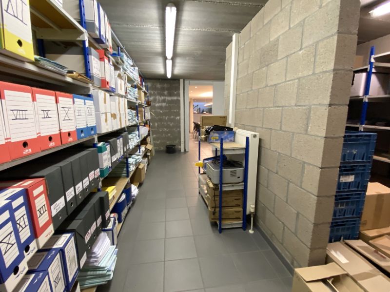 TOPLOCATIE kantoor/handelsgelijkvloers (+-231m²) + 4 autostnpl centrum Geel foto 16