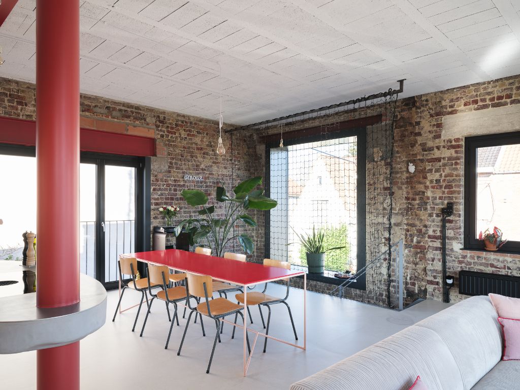 Gentbrugge - Bijzonder unieke en architecturale loftwoning met daktuin in voormalig supporterscafé. foto 4