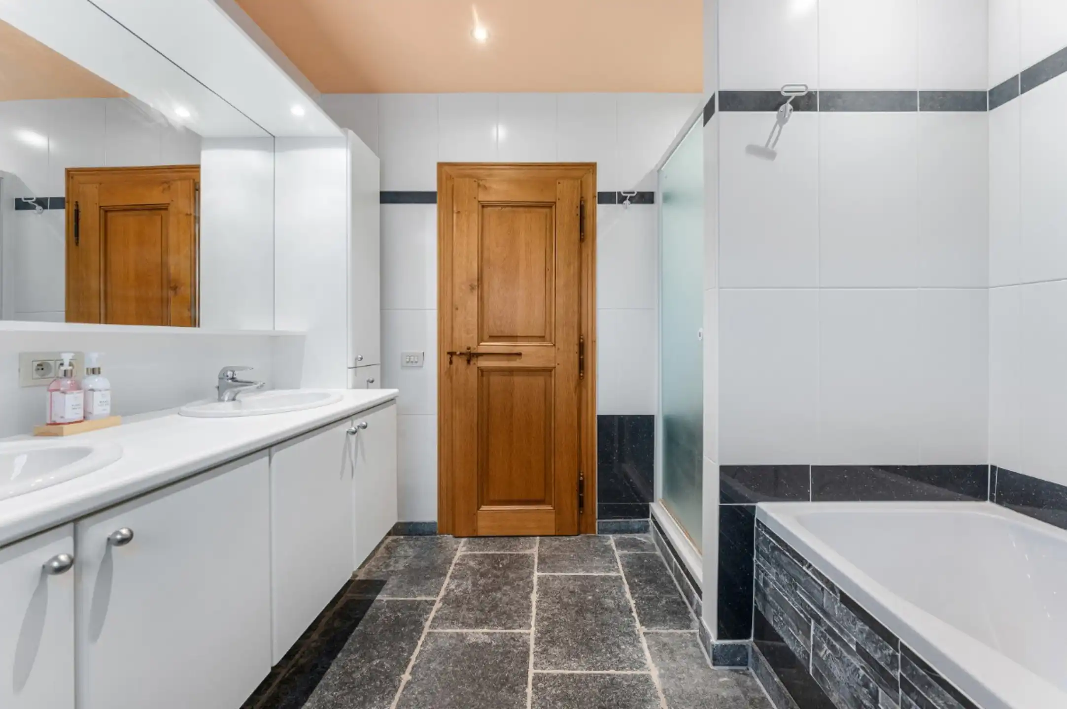 Zeer ruime woning met 5 slaapkamers, veel potentieel. foto 23