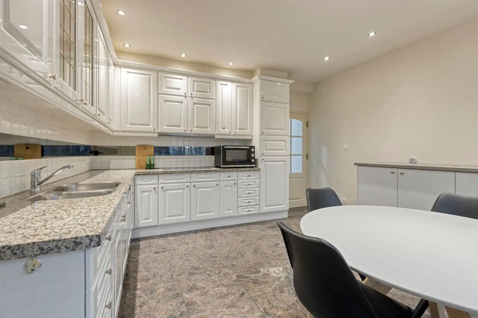 Vrijstaande woning met 3 slaapkamers, inpandige garage en een omheinde tuin, rustig gelegen nabij het centrum van Maaseik. foto 14