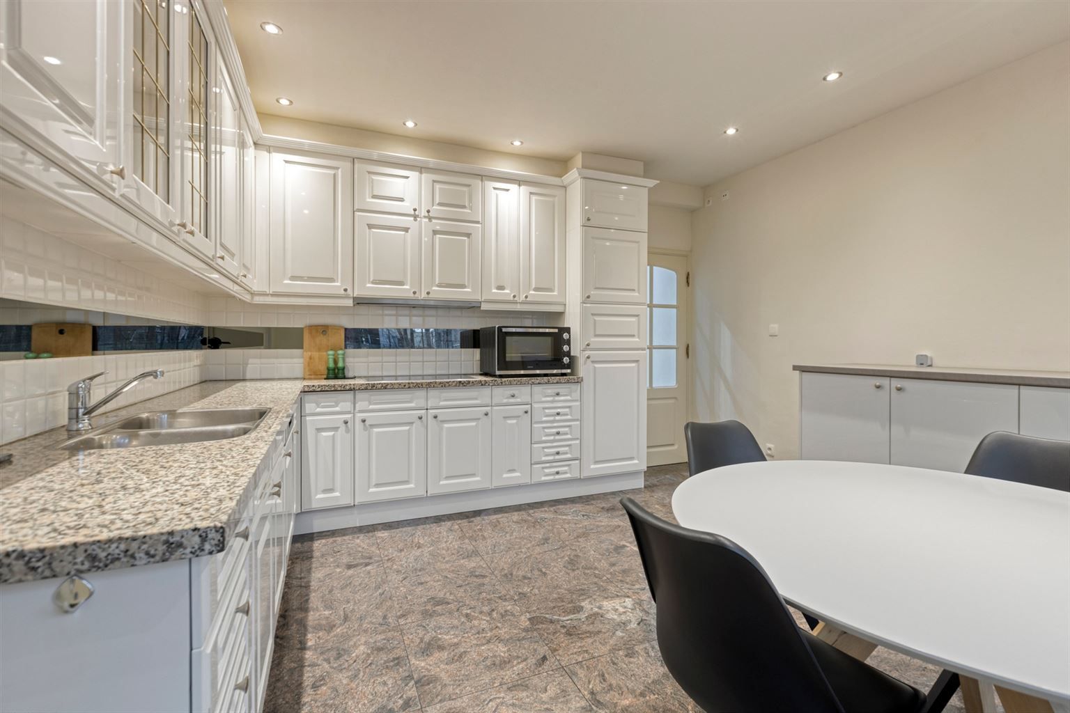 Vrijstaande woning met 3 slaapkamers, inpandige garage en een omheinde tuin, rustig gelegen nabij het centrum van Maaseik. foto 14