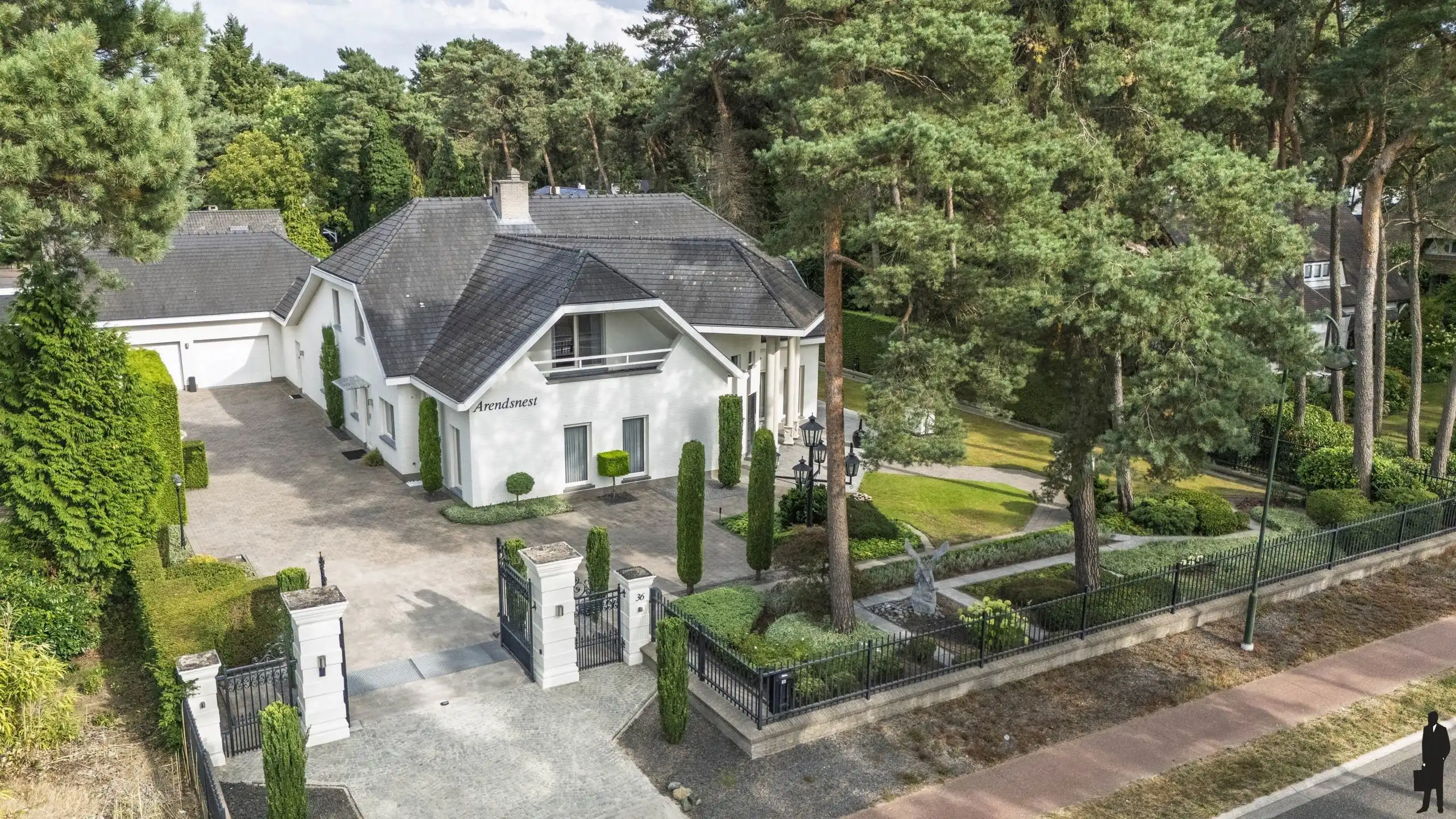 Riante villa (maar liefst 454m² woonopp.) vlakbij Nederland foto {{pictureIndex}}