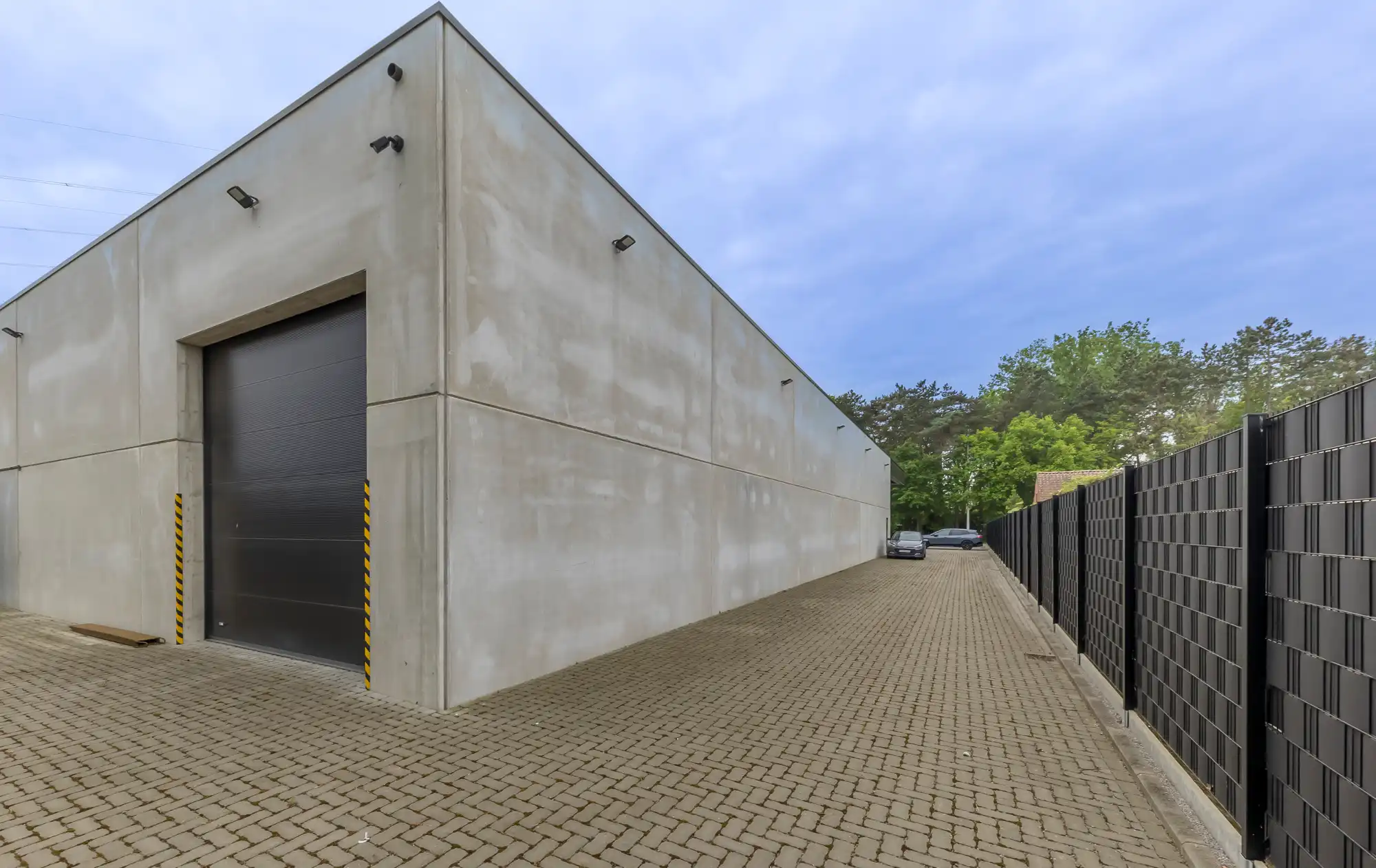 TE HUUR: Recent en hoogwaardig afgewerkt bedrijfs-/kantoorgebouw met showroom, magazijn en ruime parking foto 19