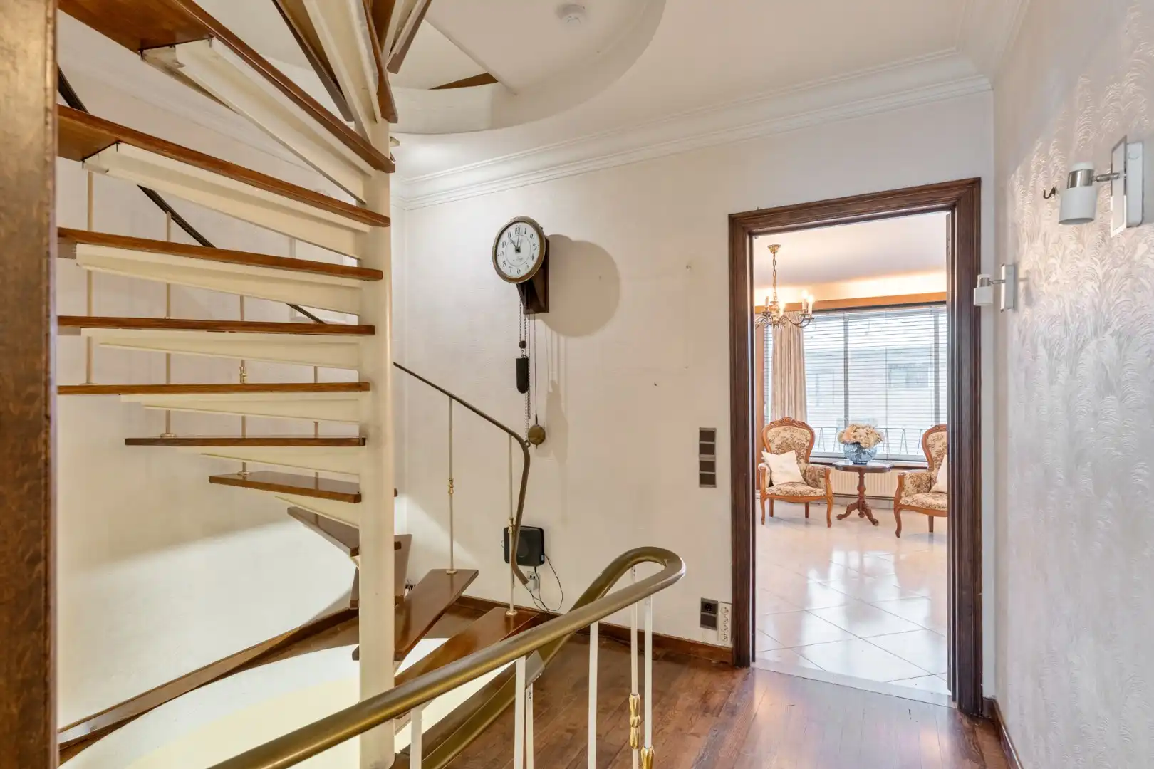 Centraal gelegen gebouw bestaande uit een handelspand op het gelijkvloers en een bovenliggend duplex-appartement! foto 10